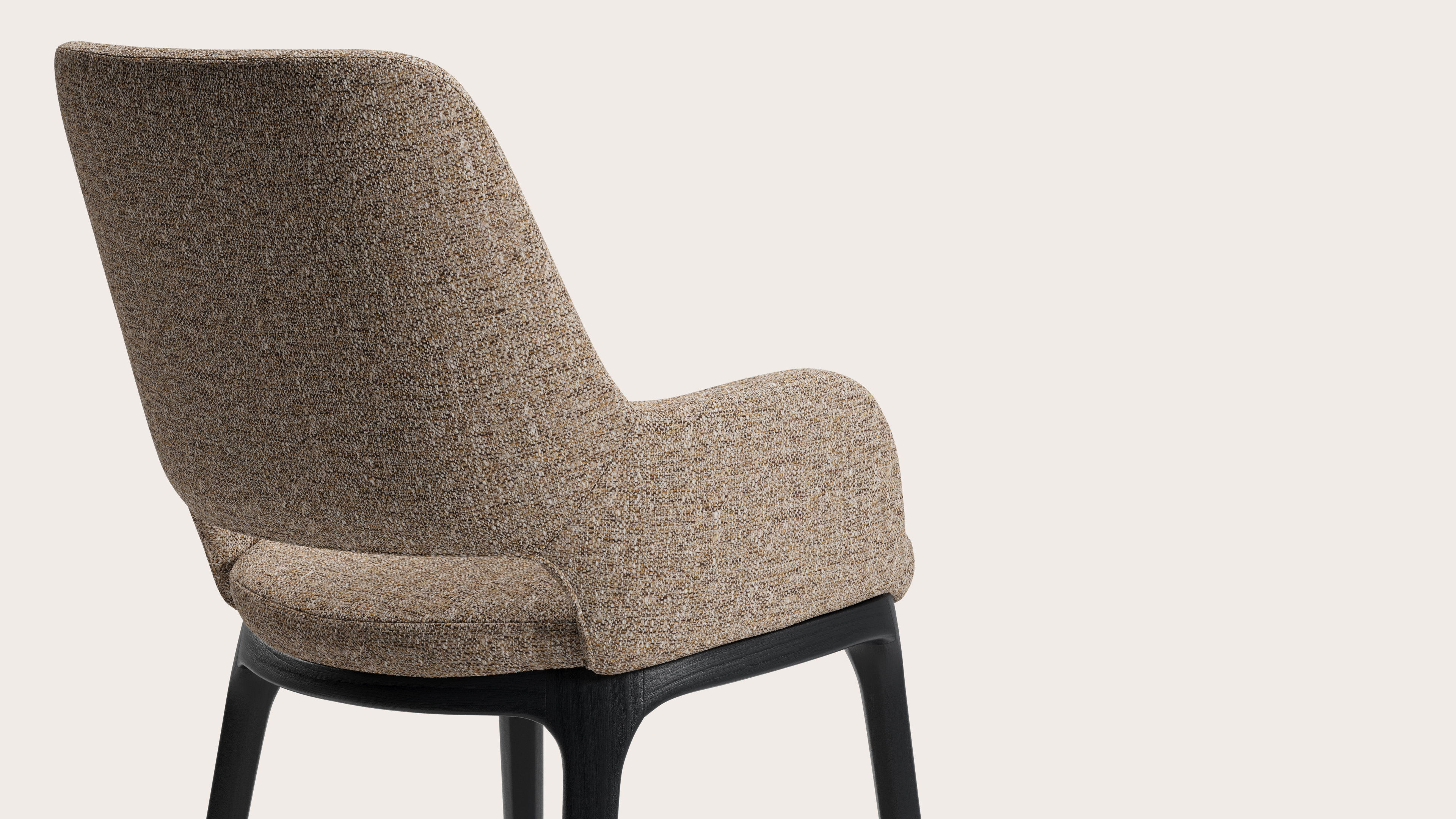 Giulio armstoel in Stanza stof Brown met stoelpoot in zwarte eik