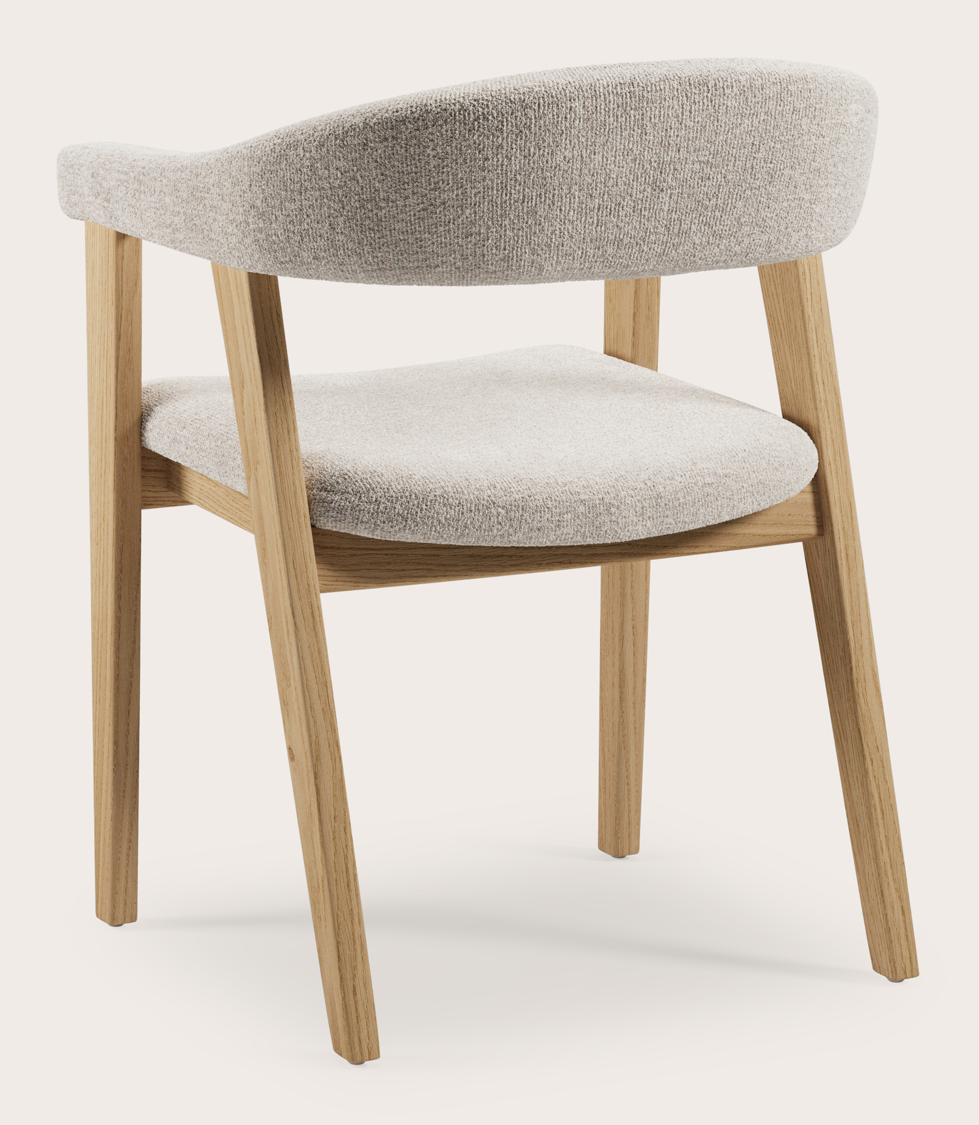 Fauteuil Gubbio en Nova tissu Almond avec pied de chaise en chêne couleur naturelle