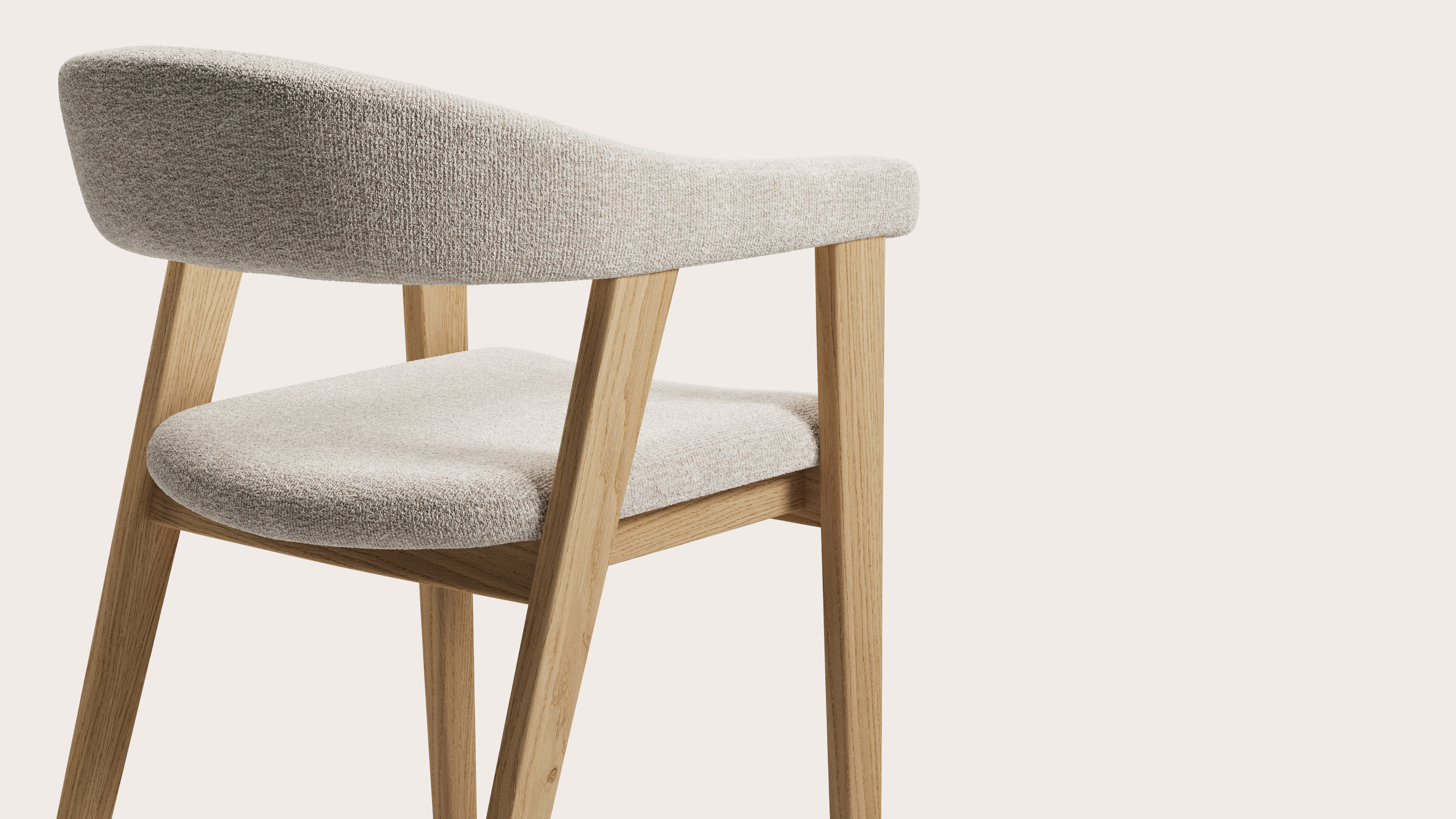 Fauteuil Gubbio en Nova tissu Almond avec pied de chaise en chêne couleur naturelle