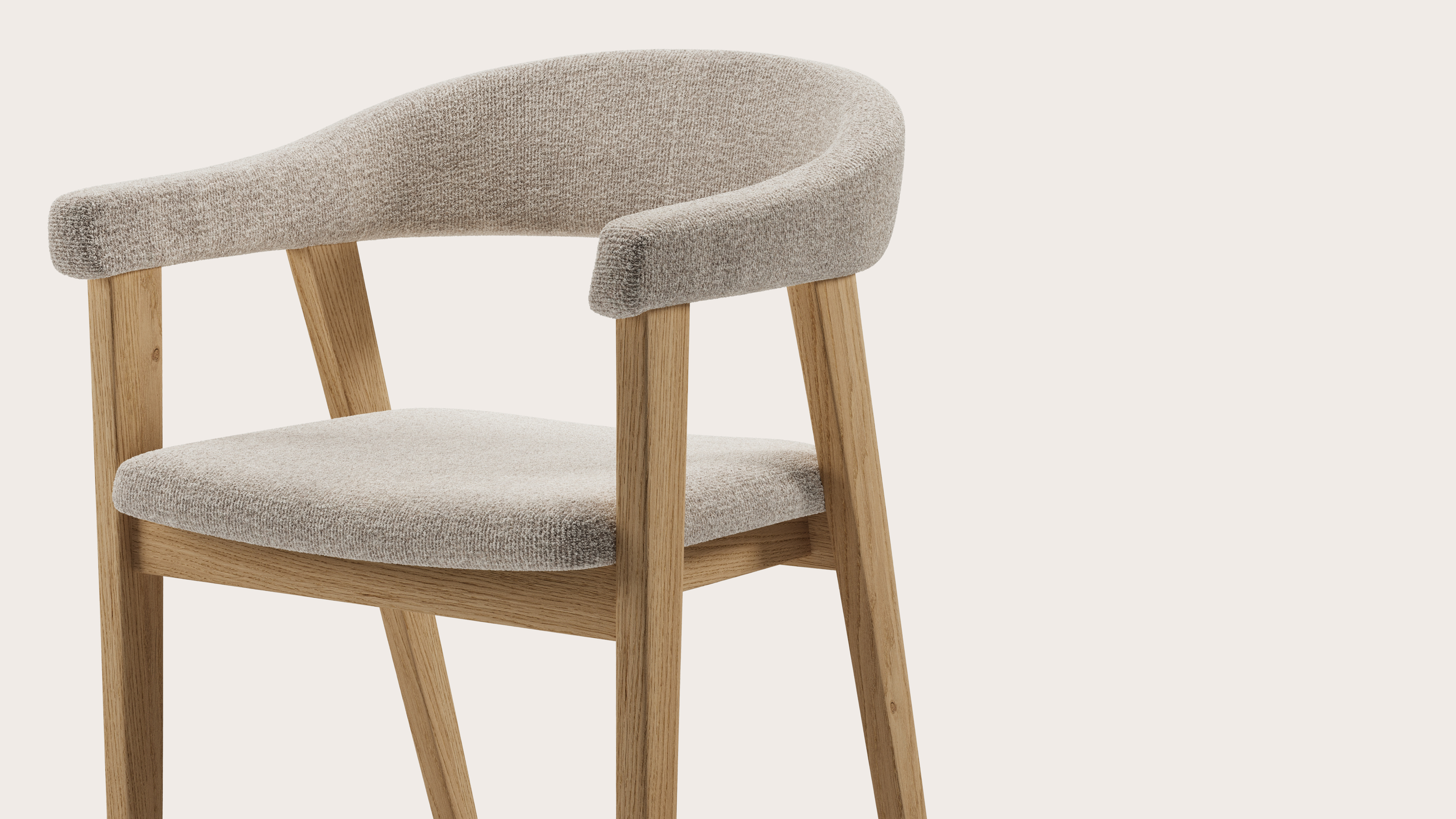 Fauteuil Gubbio en Nova tissu Almond avec pied de chaise en chêne couleur naturelle