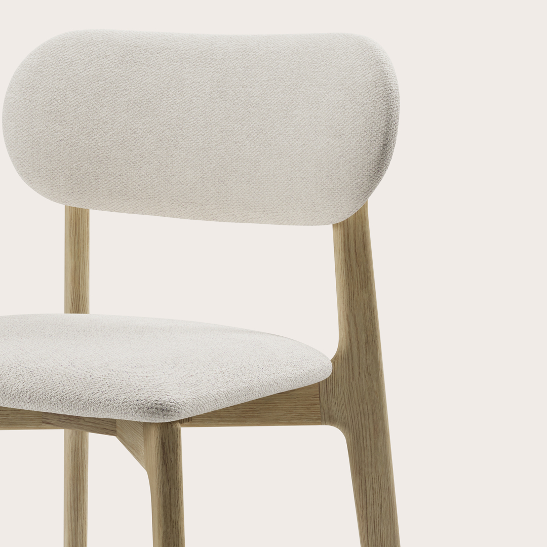 Chaise de salle à manger Carusi en Volti tissu Pearl avec pied de chaise en frêne couleur naturelle