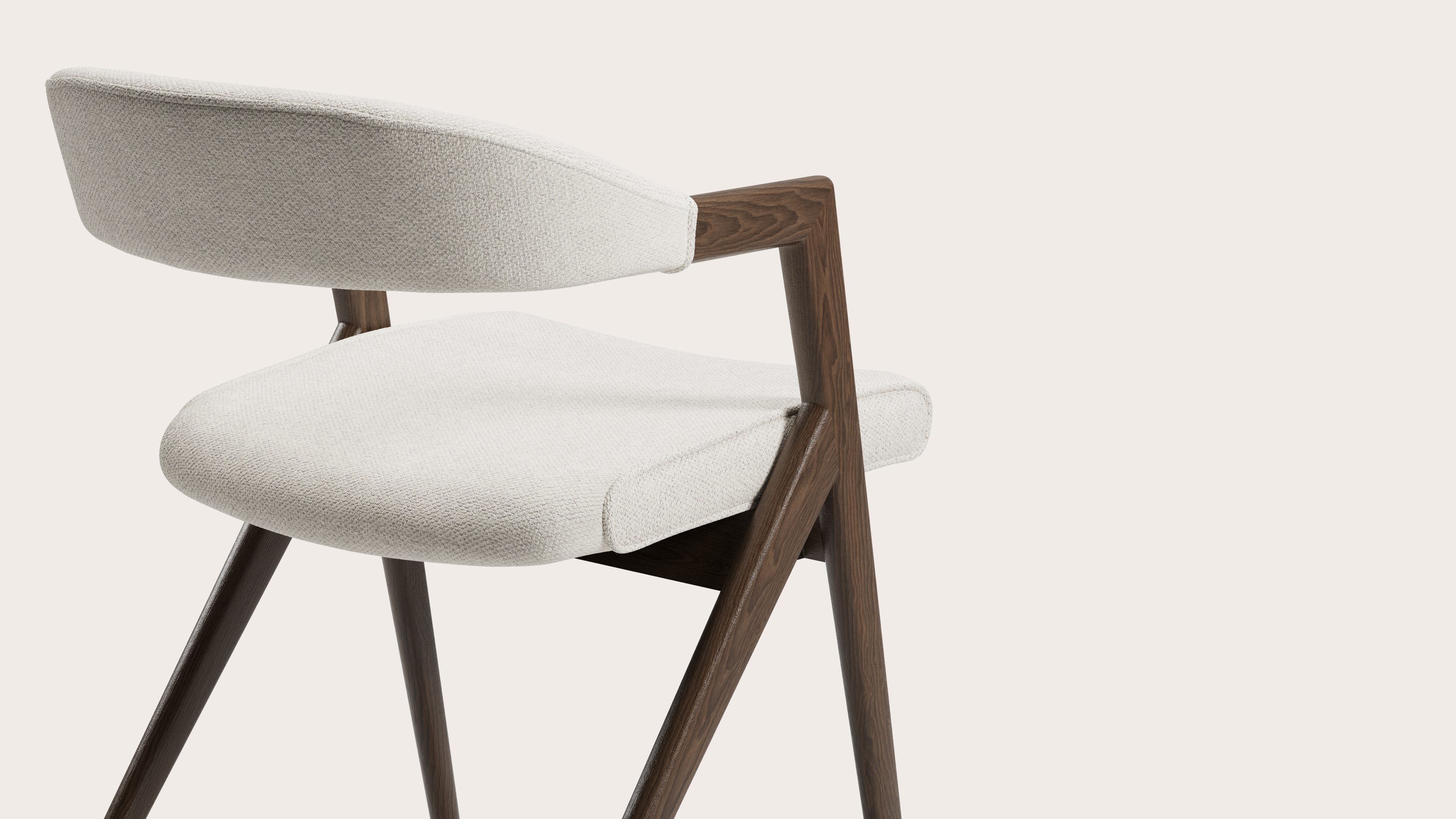 Fauteuil Roveto en Volti tissu Pearl avec pied de chaise en chêne fumé