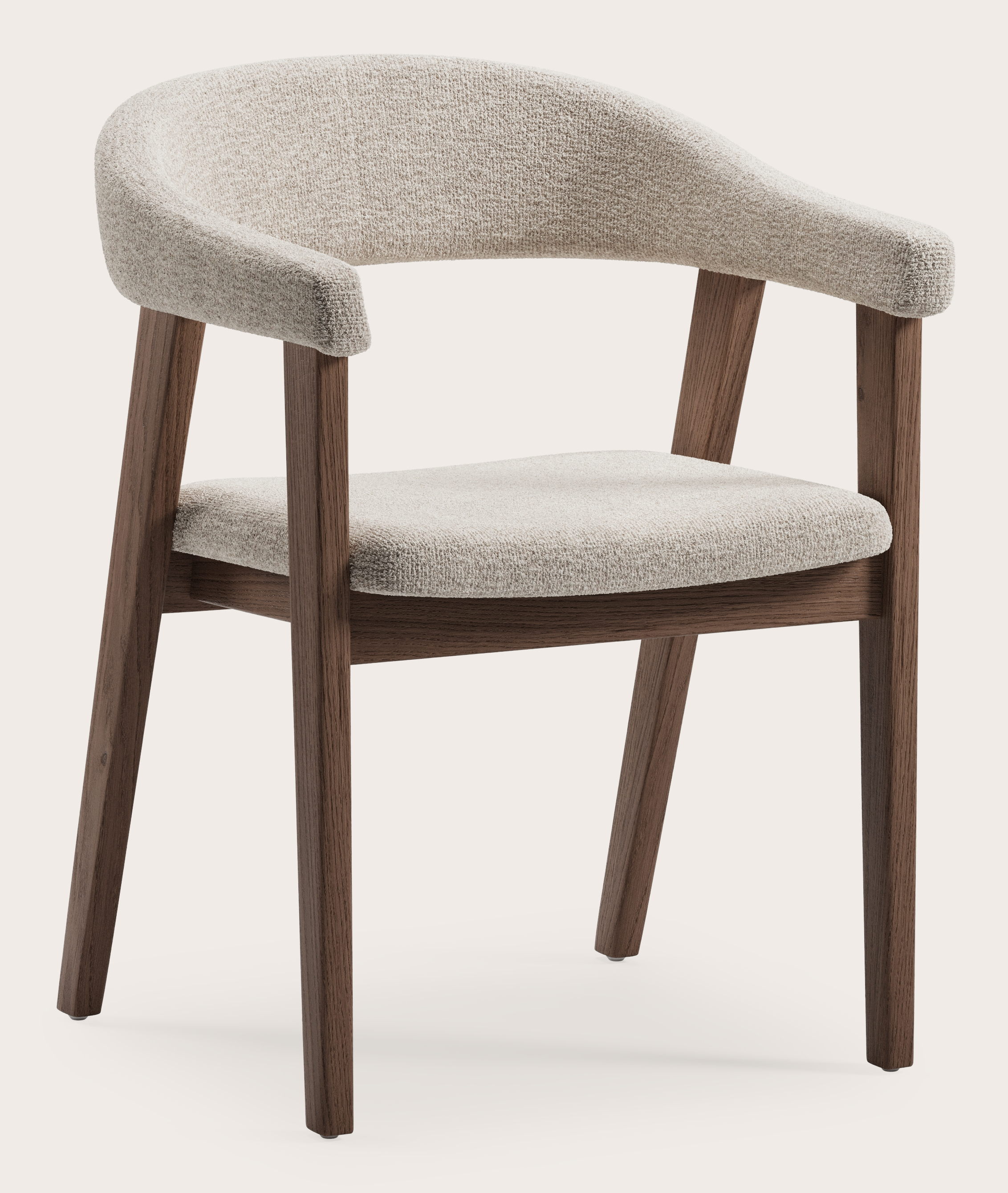 Gubbio armstoel in Nova stof Almond met stoelpoot in eik in walnootkleur