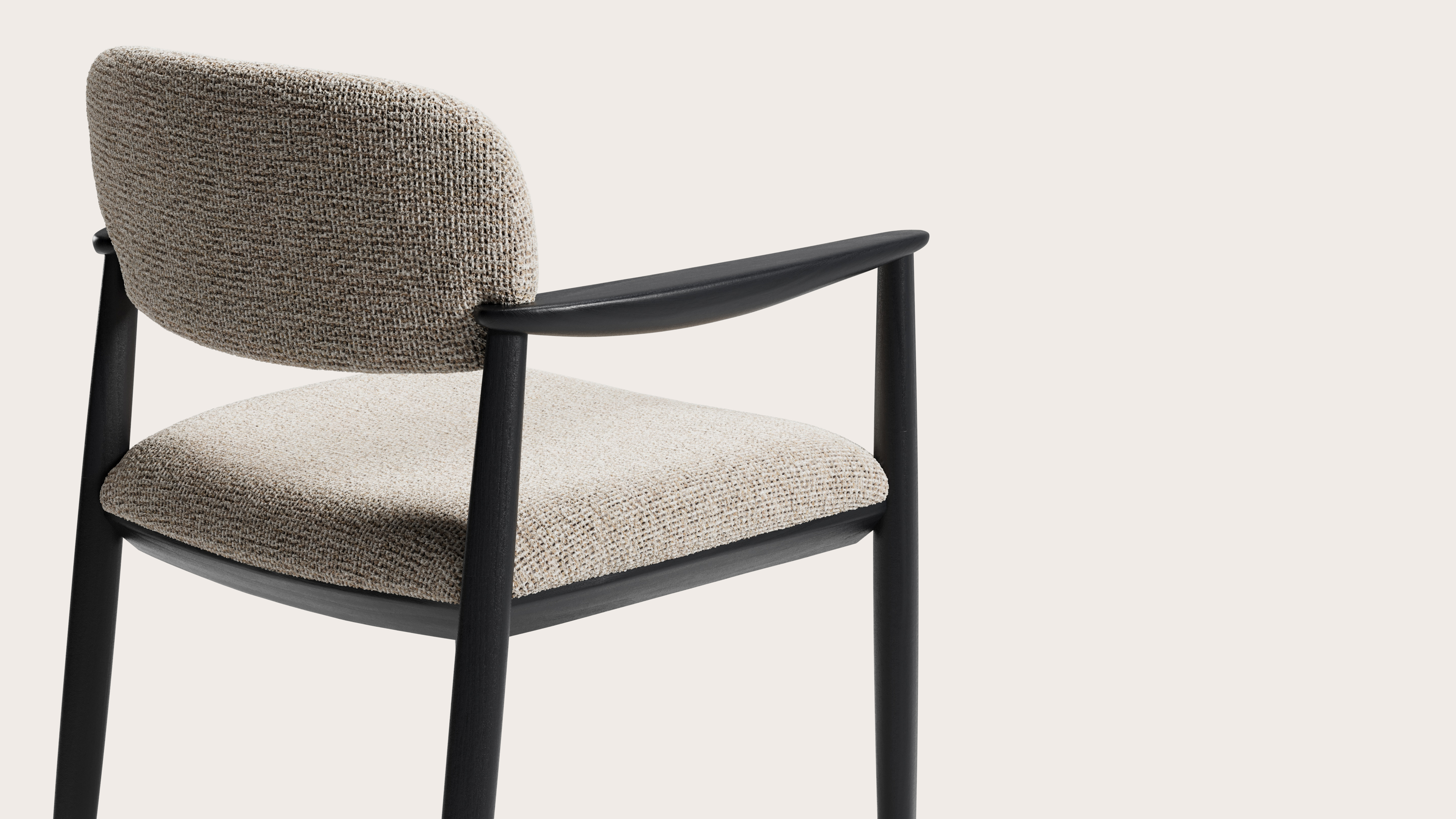 Levino armstoel in Fresco stof Natural met stoelpoot in zwarte eik