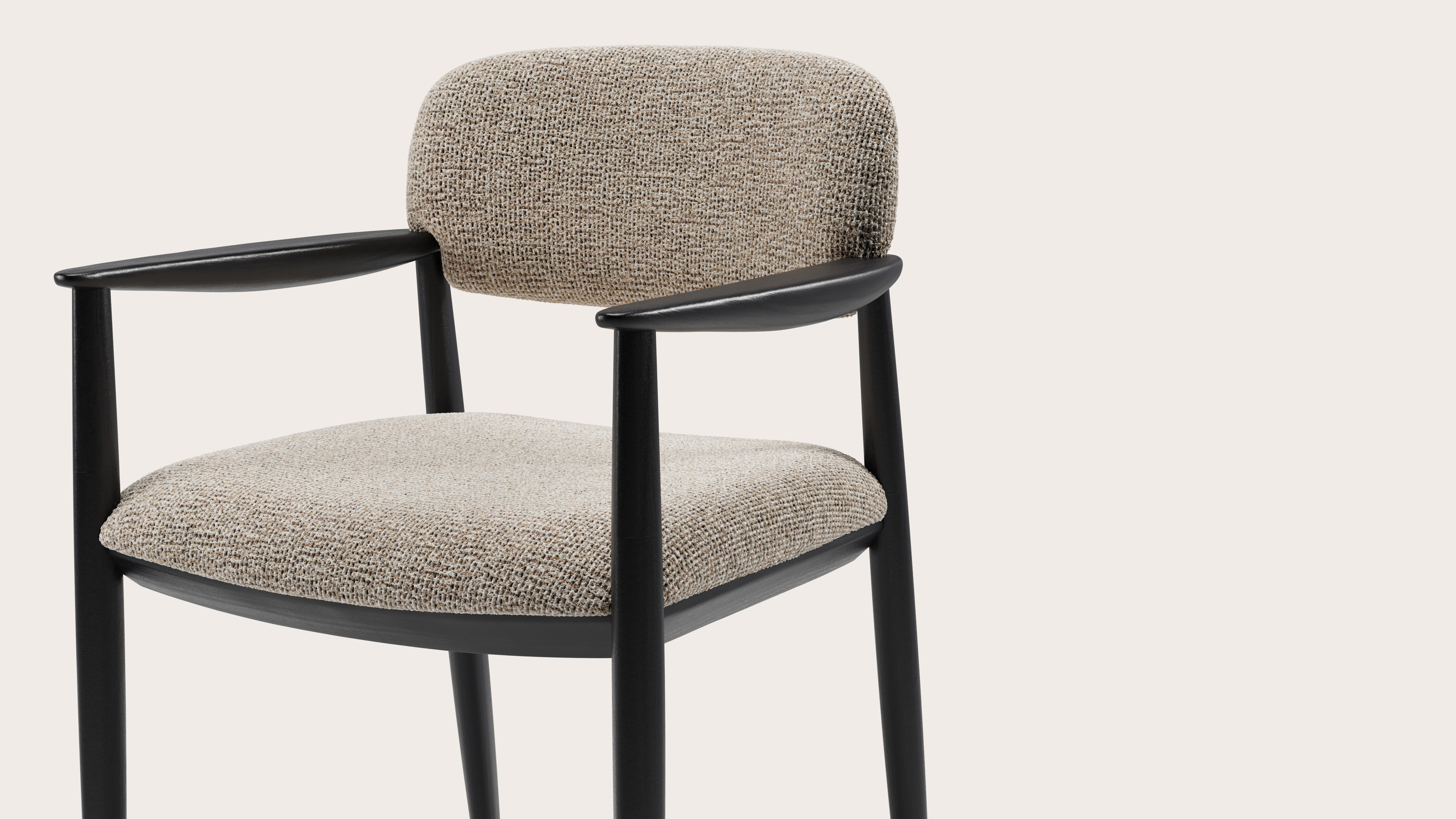 Levino armstoel in Fresco stof Natural met stoelpoot in zwarte eik