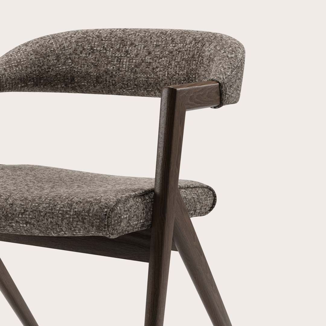 Roveto armstoel in Tocca stof Brown met stoelpoot in massieve gerookte eik