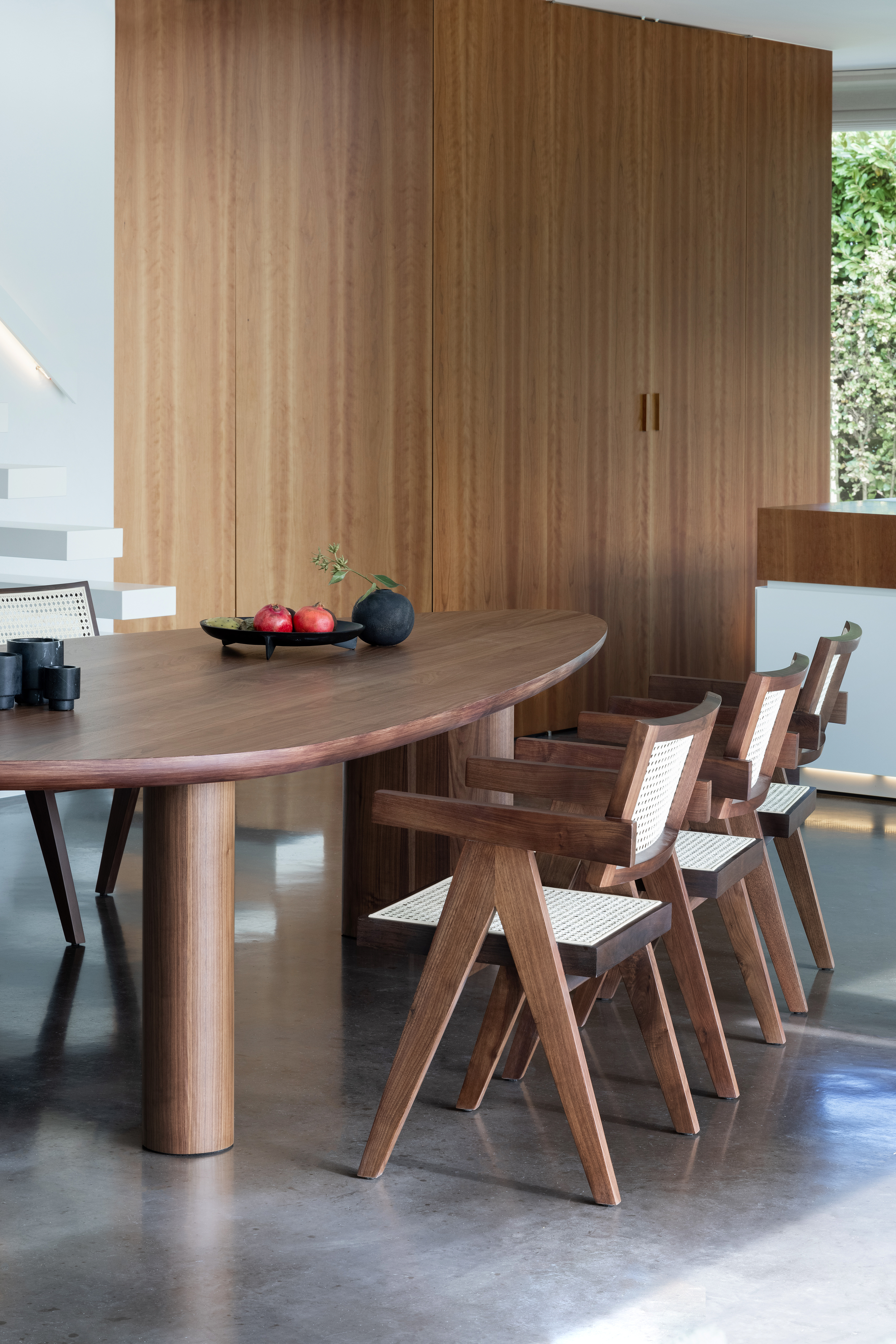 Eettafel Amato Ellipso/Rondo onderstel met plectrumvormig Amato blad in walnoot 300 x 155 x 79 cm