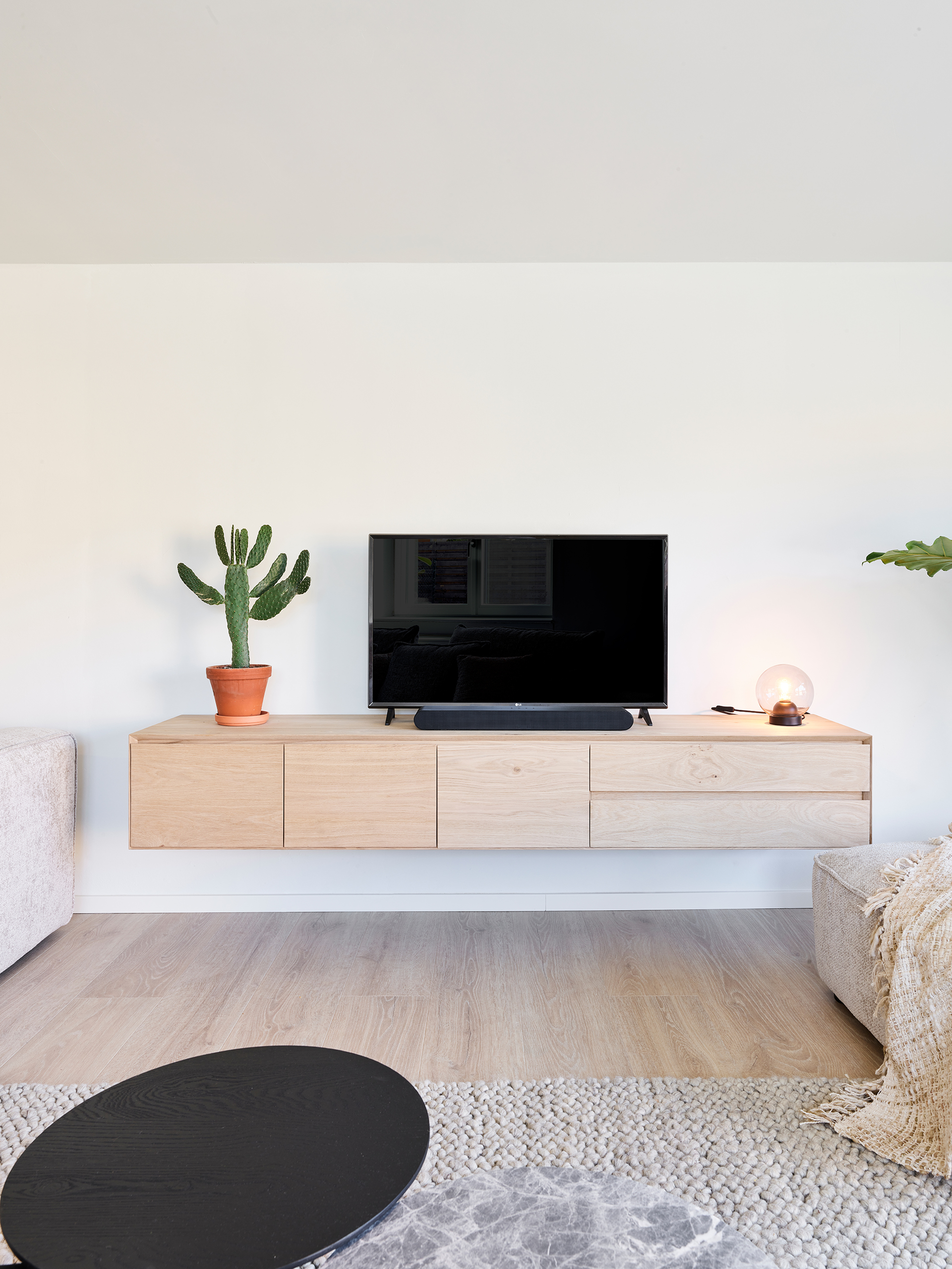 Arno tv-meubel in natuurkleurige eik 220 x 45 cm