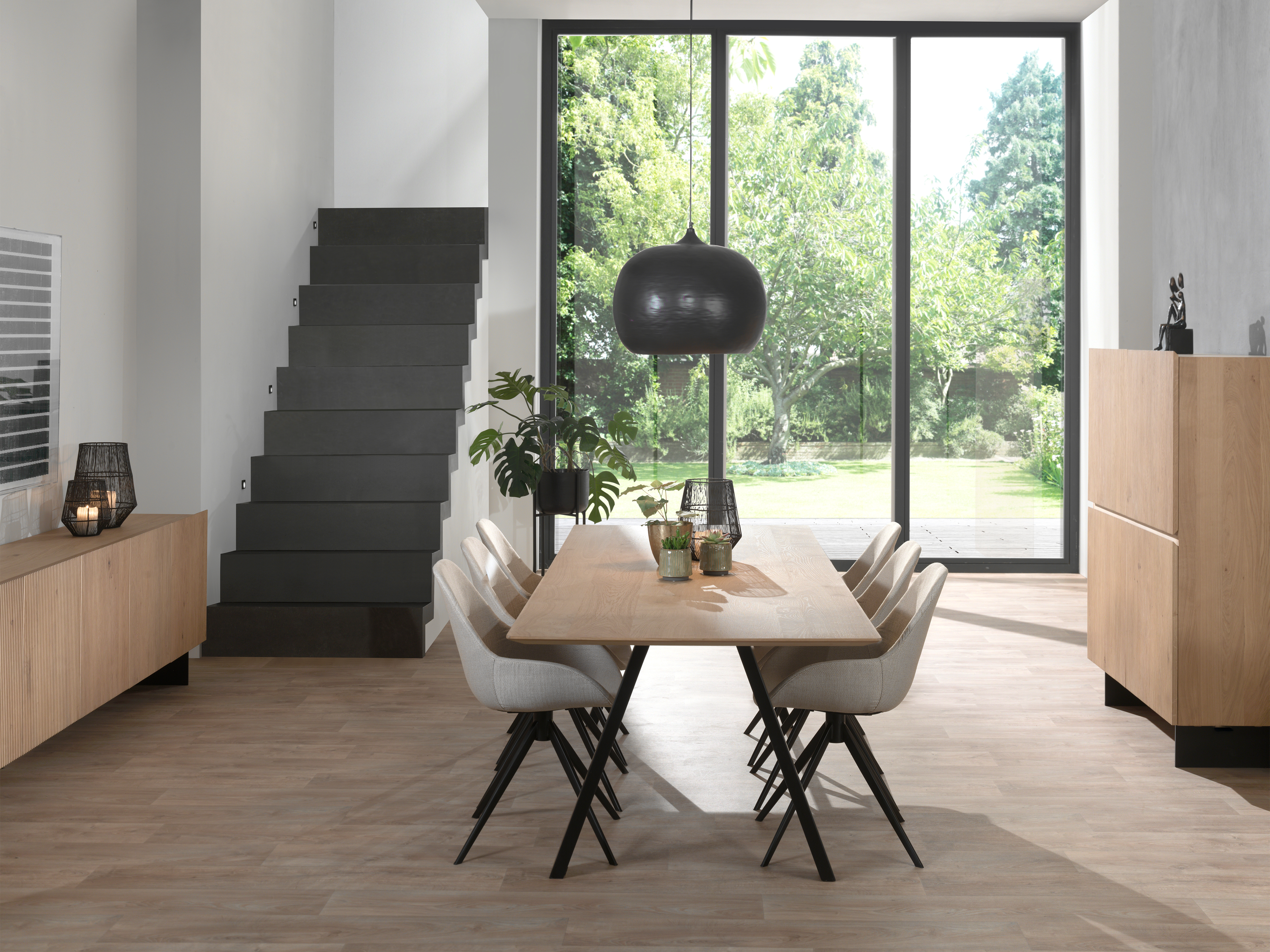 Eettafel Tiendo onderstel in zwart metaal met rechthoekig Finesso blad in natuurkleurige eik 260 x 100 x 77 cm