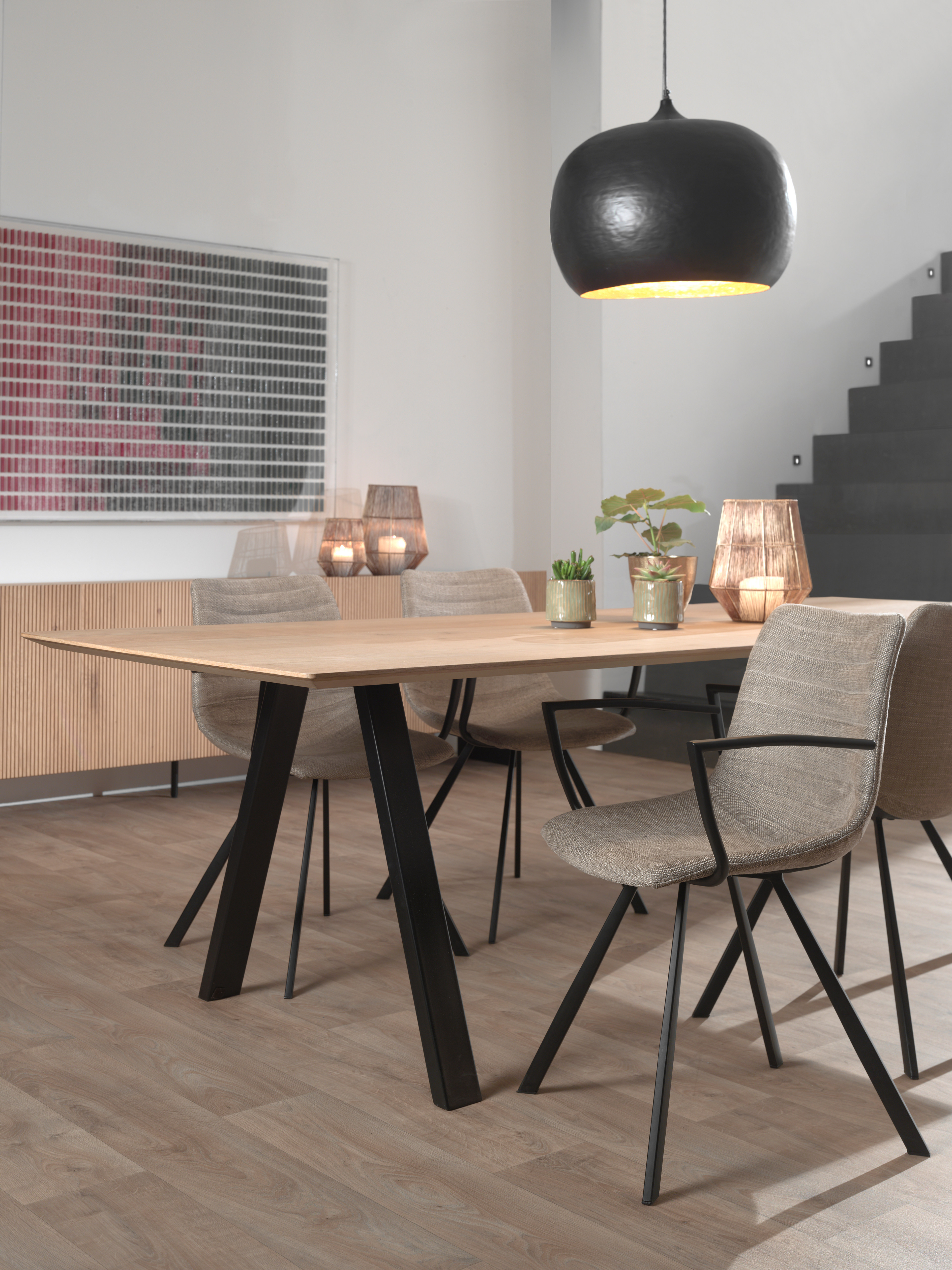 Table de salle à manger Tiendo armature en métal noir avec plateau Finesso rectangulaire en chêne couleur naturelle 220 x 100 x 77 cm