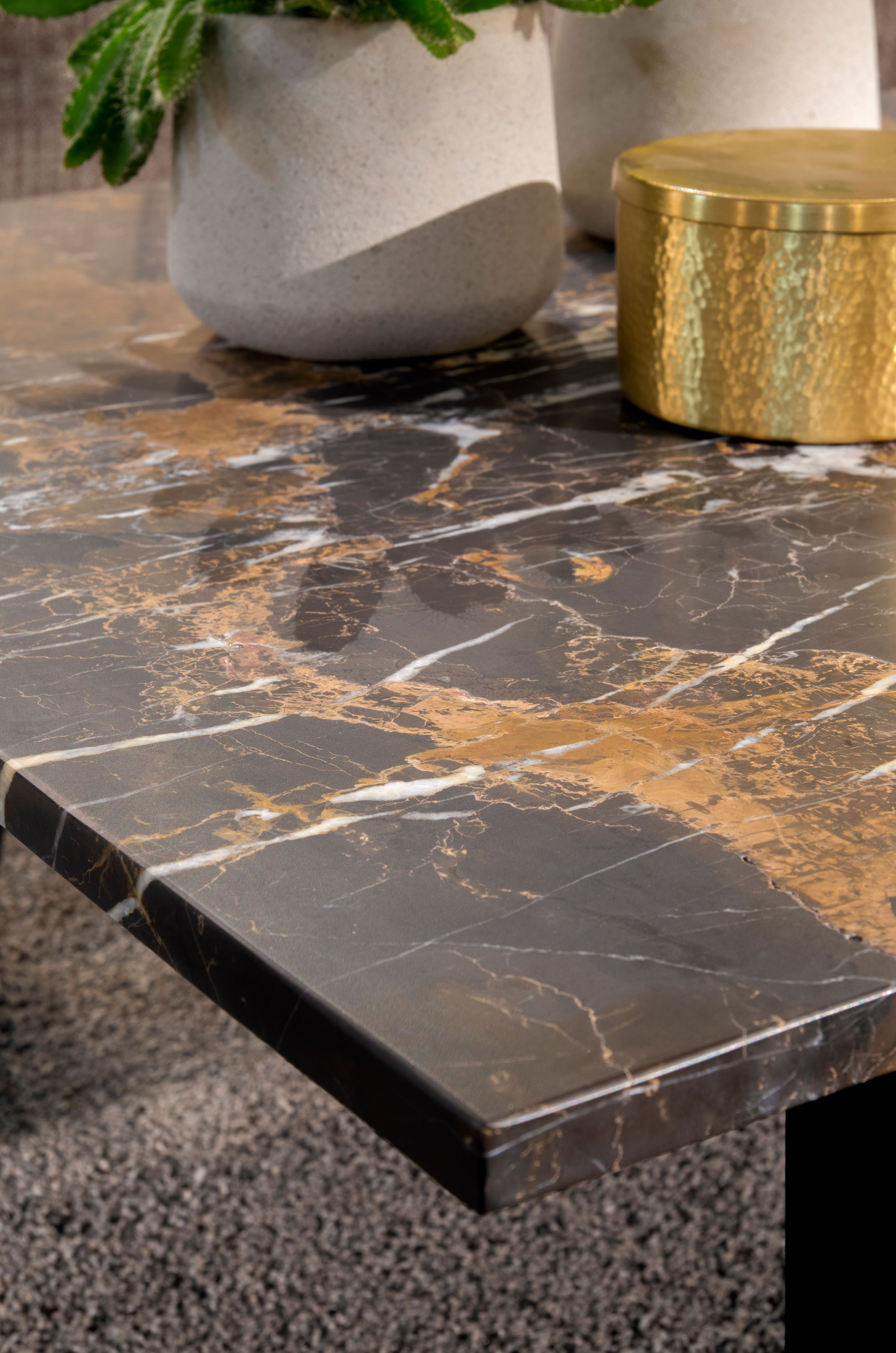 Salontafel Kubo onderstel zwart metaal met Pietro blad in marmer kleur Portoro Brown