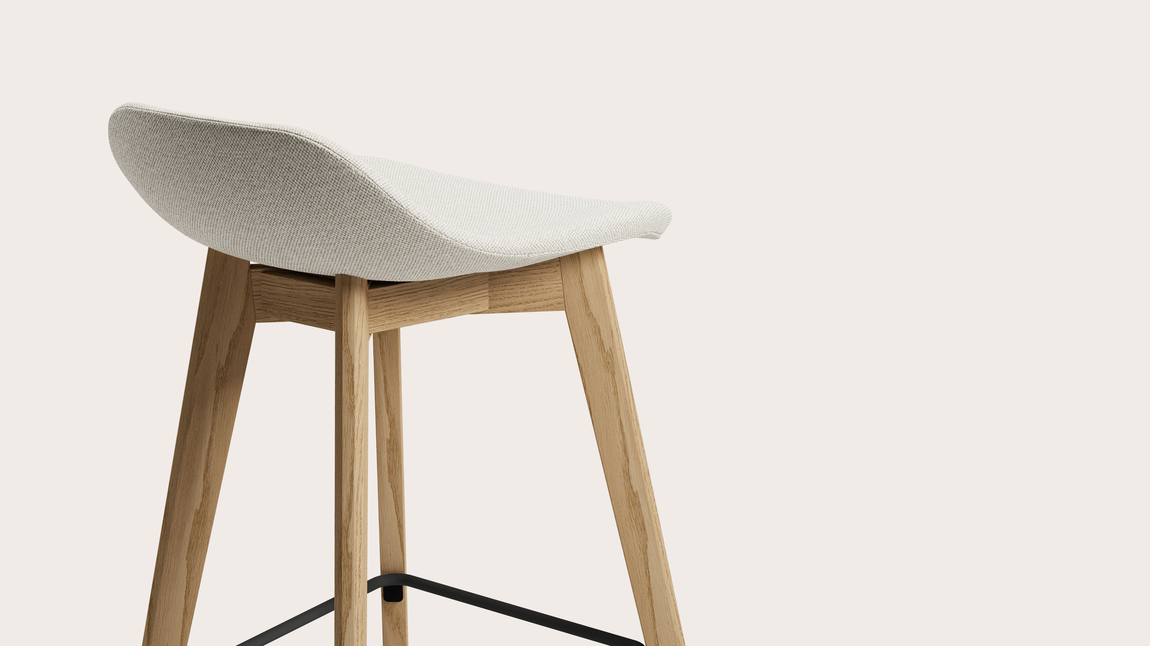 Vasco lage barstoel in natuurkleurige eik met zitting in Brio stof Linen