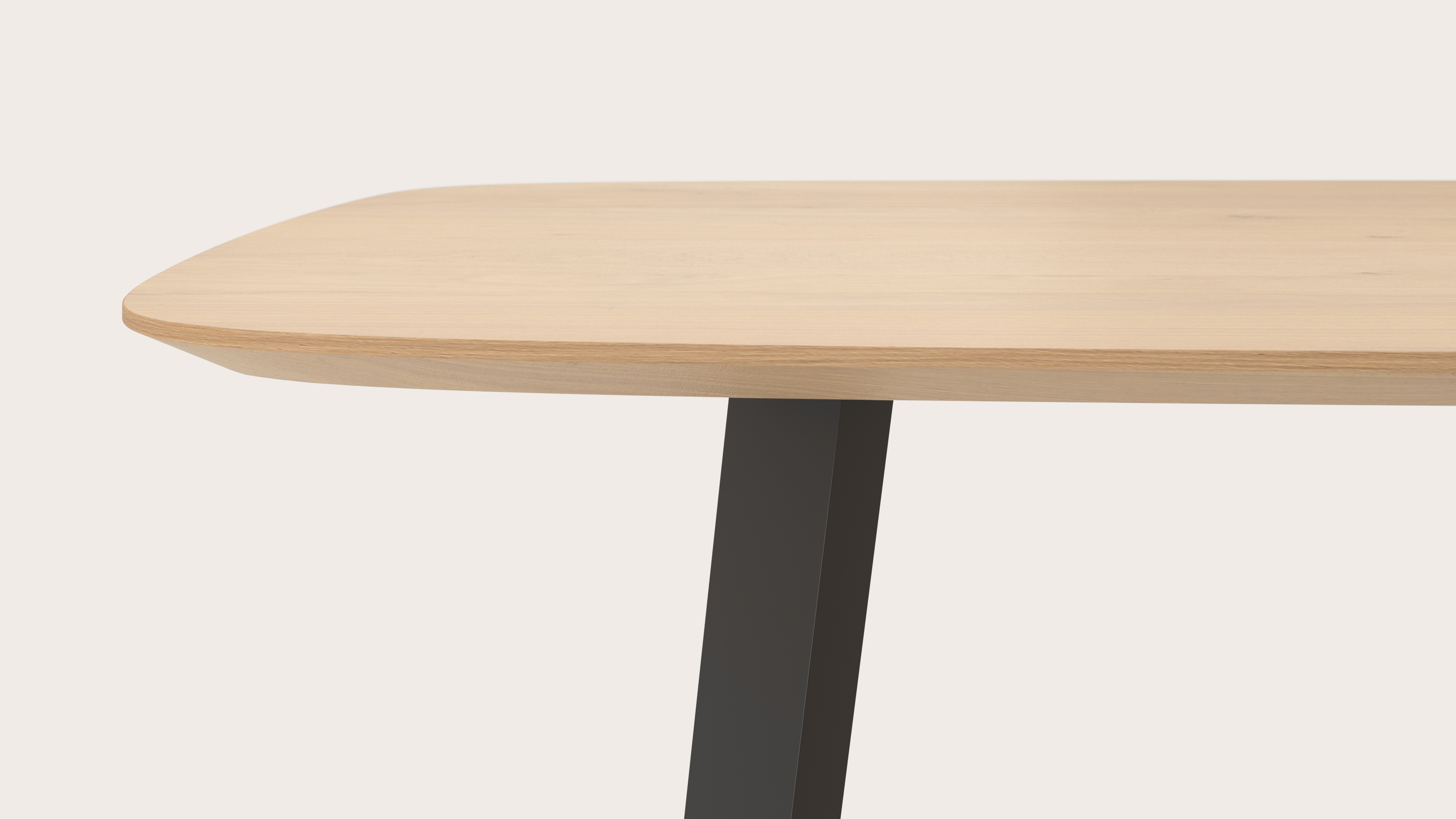 Eettafel Clino onderstel in zwart metaal met bootvormig Finesso blad in natuurkleurige eik 260 x 110 x 77 cm