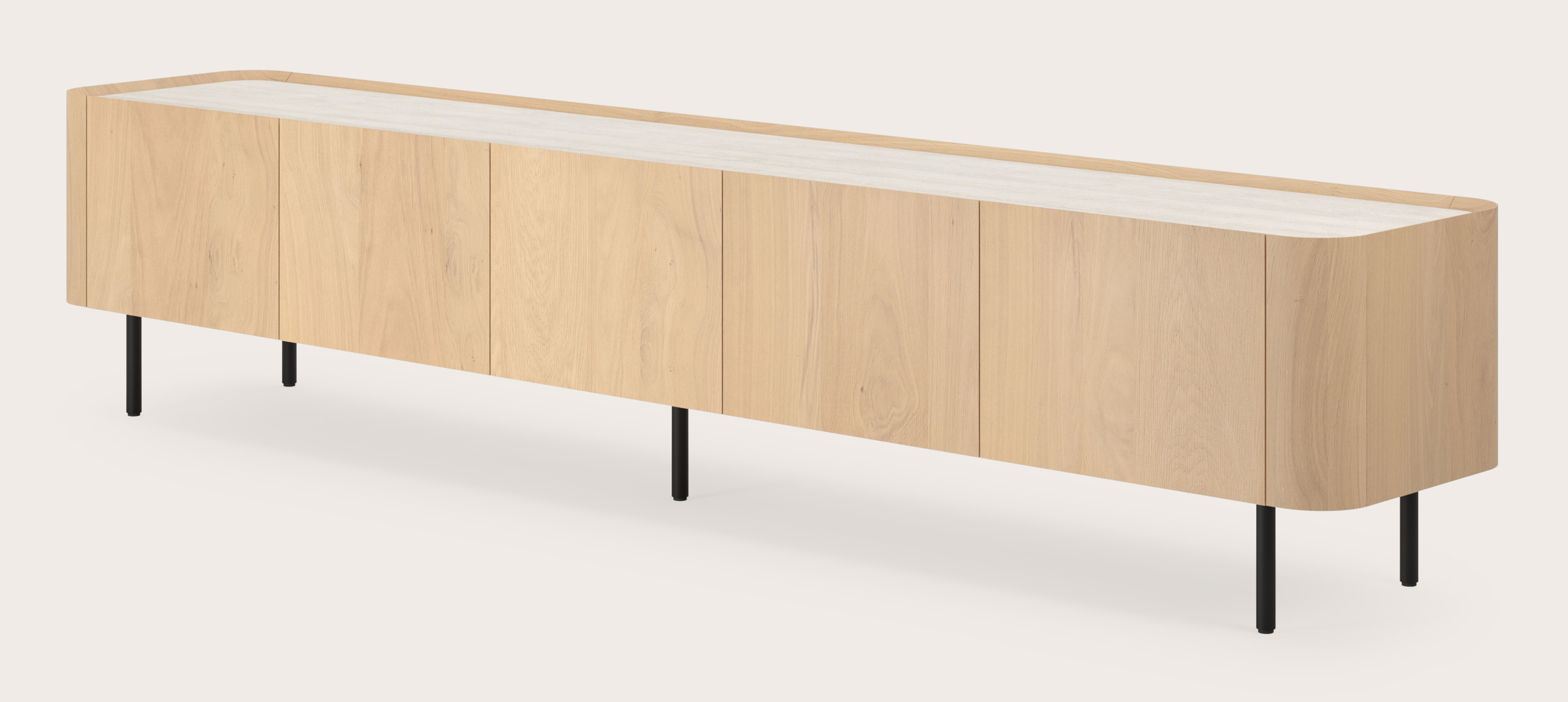 Curvato tv-meubel in natuurkleurige eik met ronde metalen poten met volkeramisch Ceramo blad in kleur Travertino Bianco 249 x 45 x 52 cm