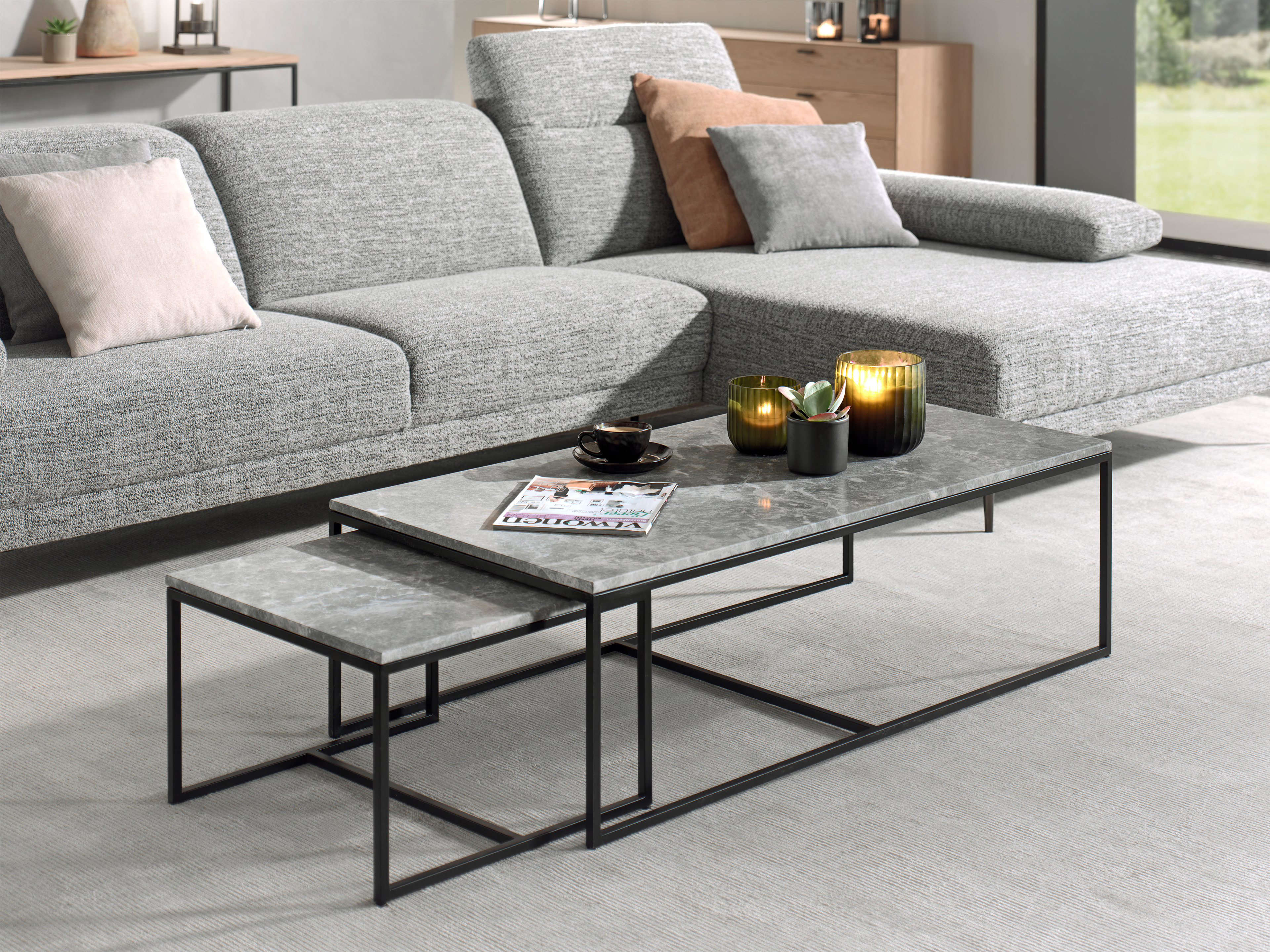 Bijzettafel Kubo onderstel zwart metaal met Pietro blad in marmer kleur Silver Mink