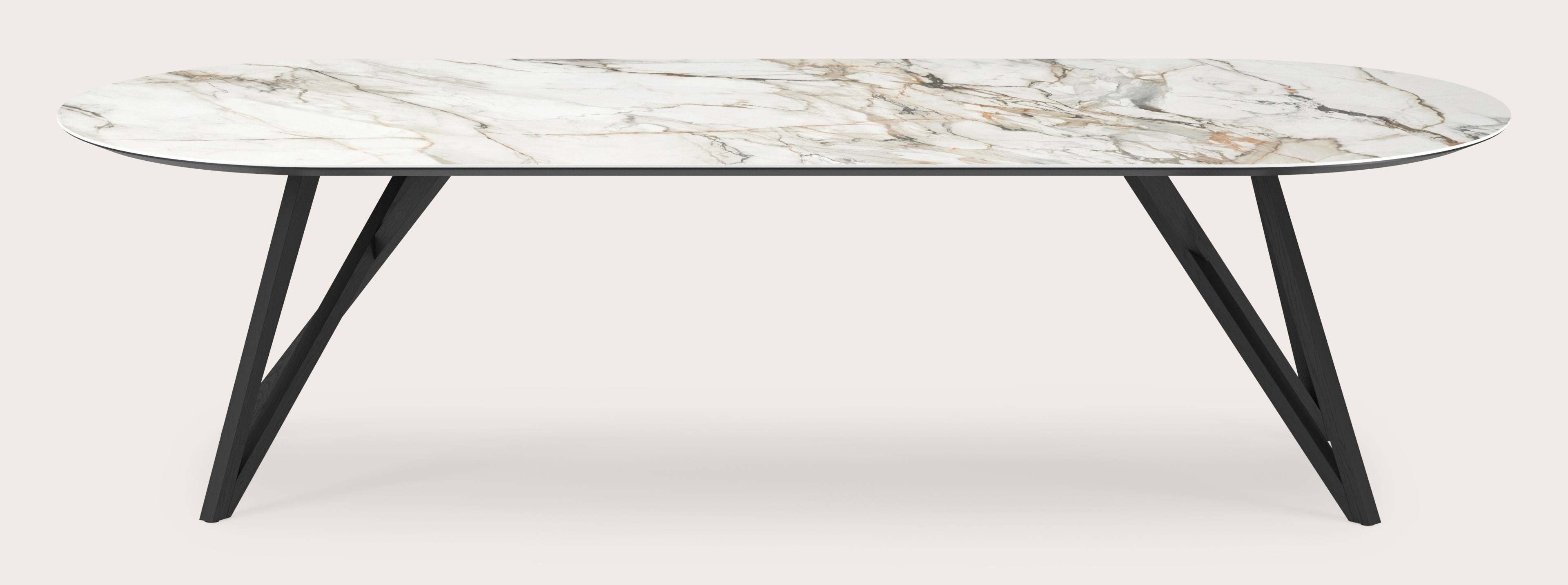 Eettafel Ragno onderstel in zwarte eik met plat ovaal volkeramisch Ceramo blad in kleur Calacatta Luxe 300 x 120 x 77 cm 