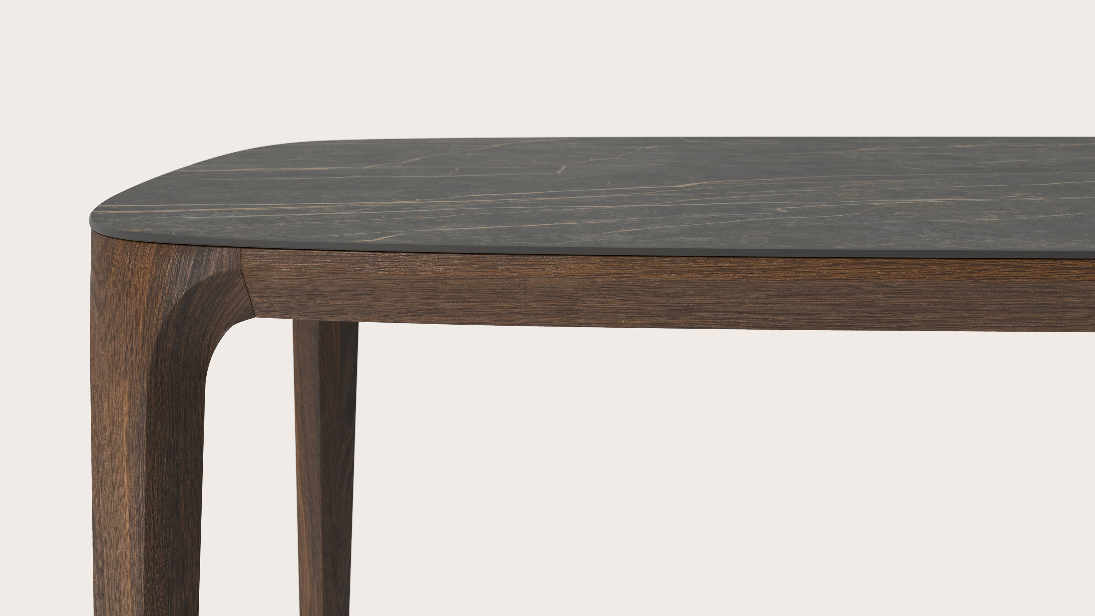 Eettafel Curvo onderstel in gerookte eik met bootvormig volkeramisch Ceramo blad in kleur Black Obsession 220 x 105 x 76 cm