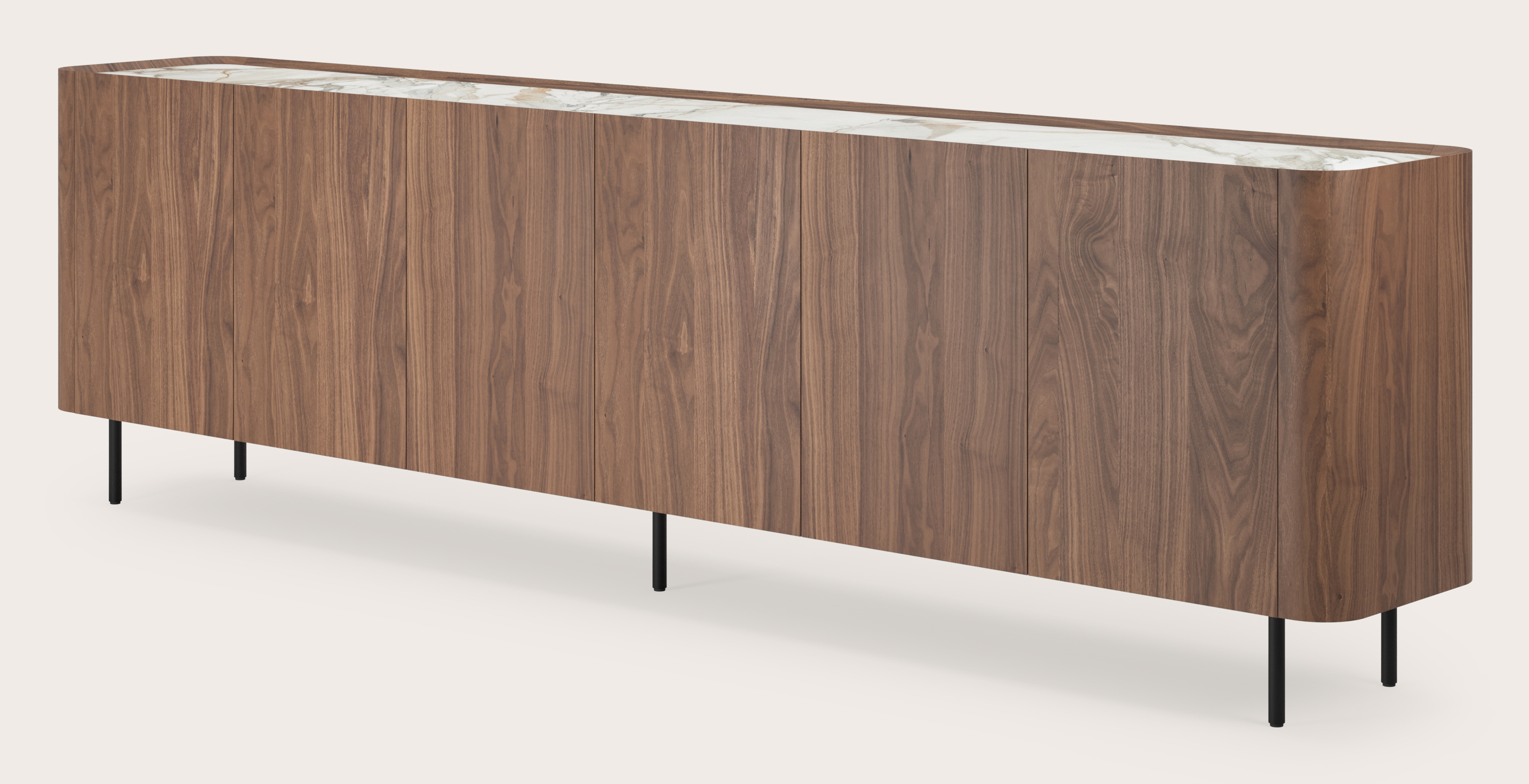 Curvato dressoir in walnoot met ronde metalen poten met volkeramisch Ceramo blad in kleur Calacatta Luxe 294 x 45 x 84 cm