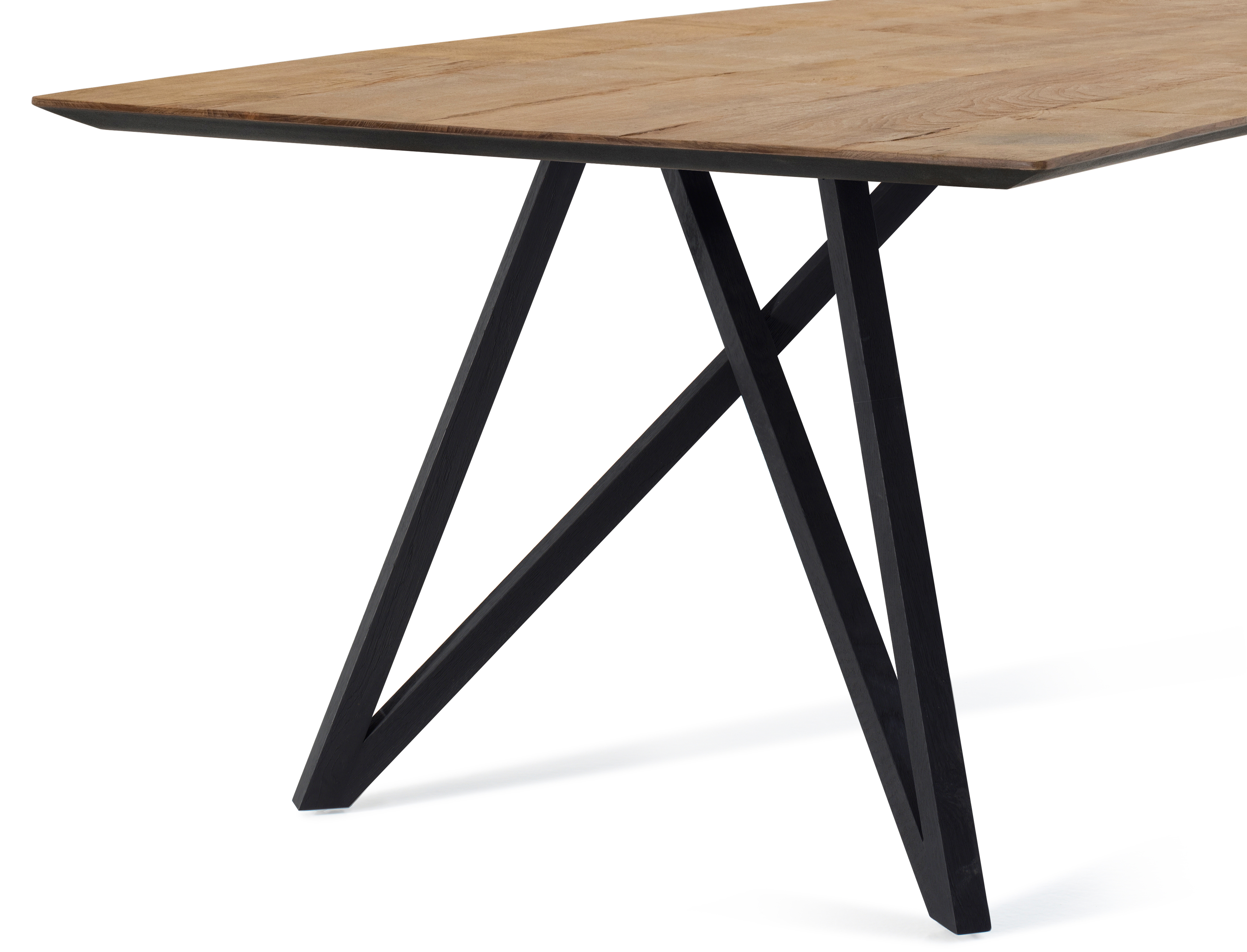 Eettafel Ragno onderstel zwarte eik met Finesso blad in gerecycleerde teak
