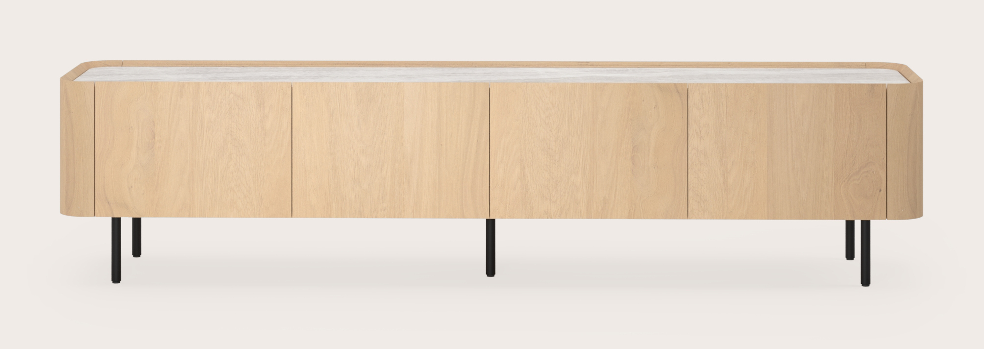 Curvato tv-meubel in natuurkleurige eik met ronde metalen poten met volkeramisch Ceramo blad in kleur Taj Mahal 219 x 45 x 52 cm