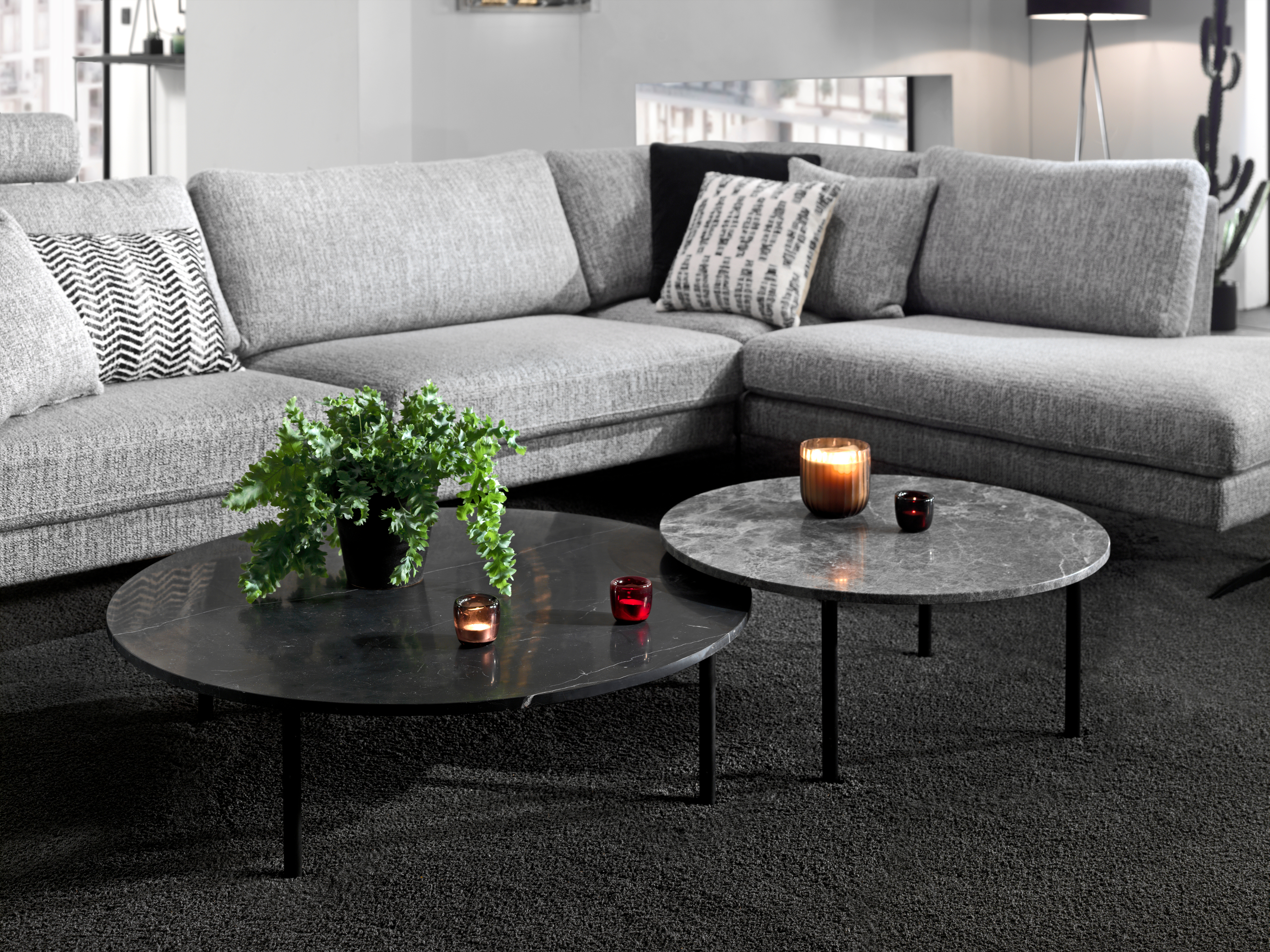 Salontafel Cilindro onderstel zwart metaal met Pietro blad in marmer kleur Nero Marquina