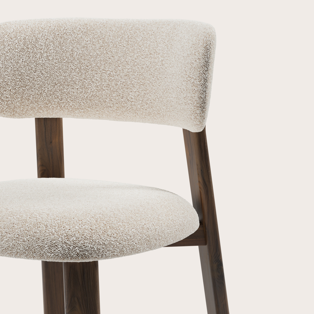 Avanto armstoel in Ritmo stof Pearl met stoelpoot in massieve walnoot