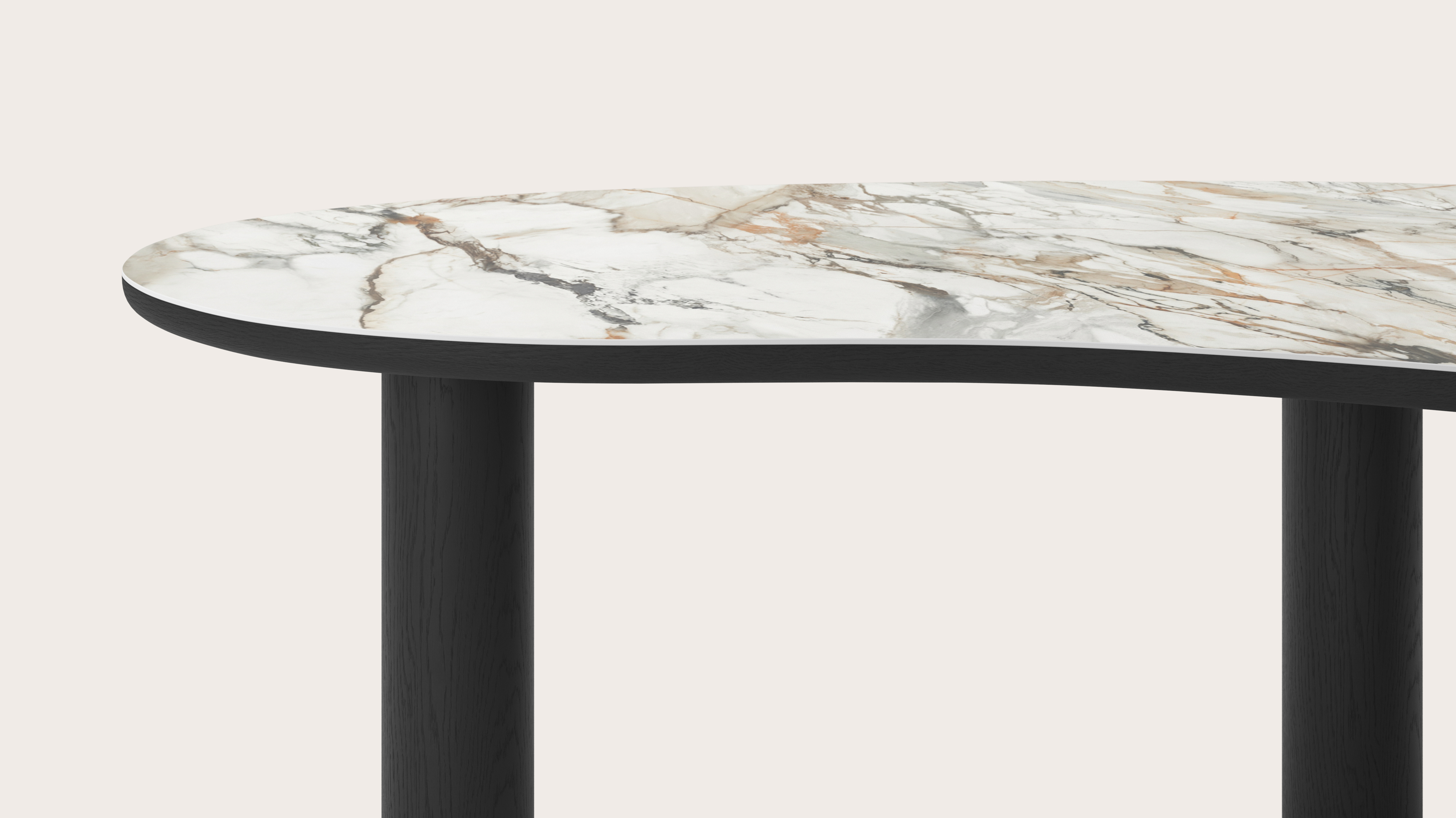 Eettafel Amato Rondo onderstel in zwarte eik met Blobvormig volkeramisch Ceramo blad in kleur Calacatta Luxe 220 x 112 x 77 cm