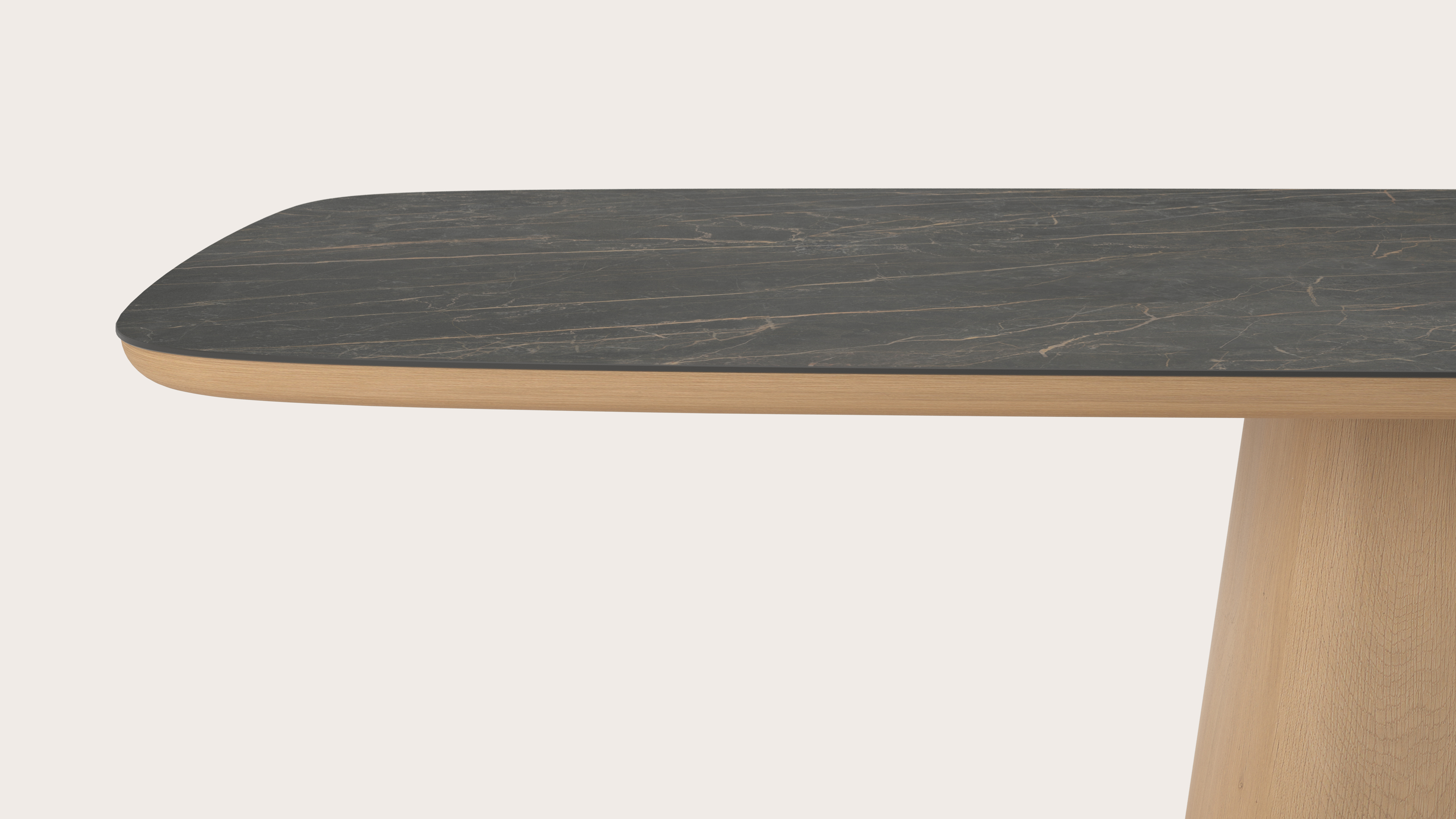 Eettafel Amato Cuadro onderstel in natuurkleurige eik met Bootvormig volkeramisch Ceramo blad in kleur Black Obsession 300 x 115 x 77 cm