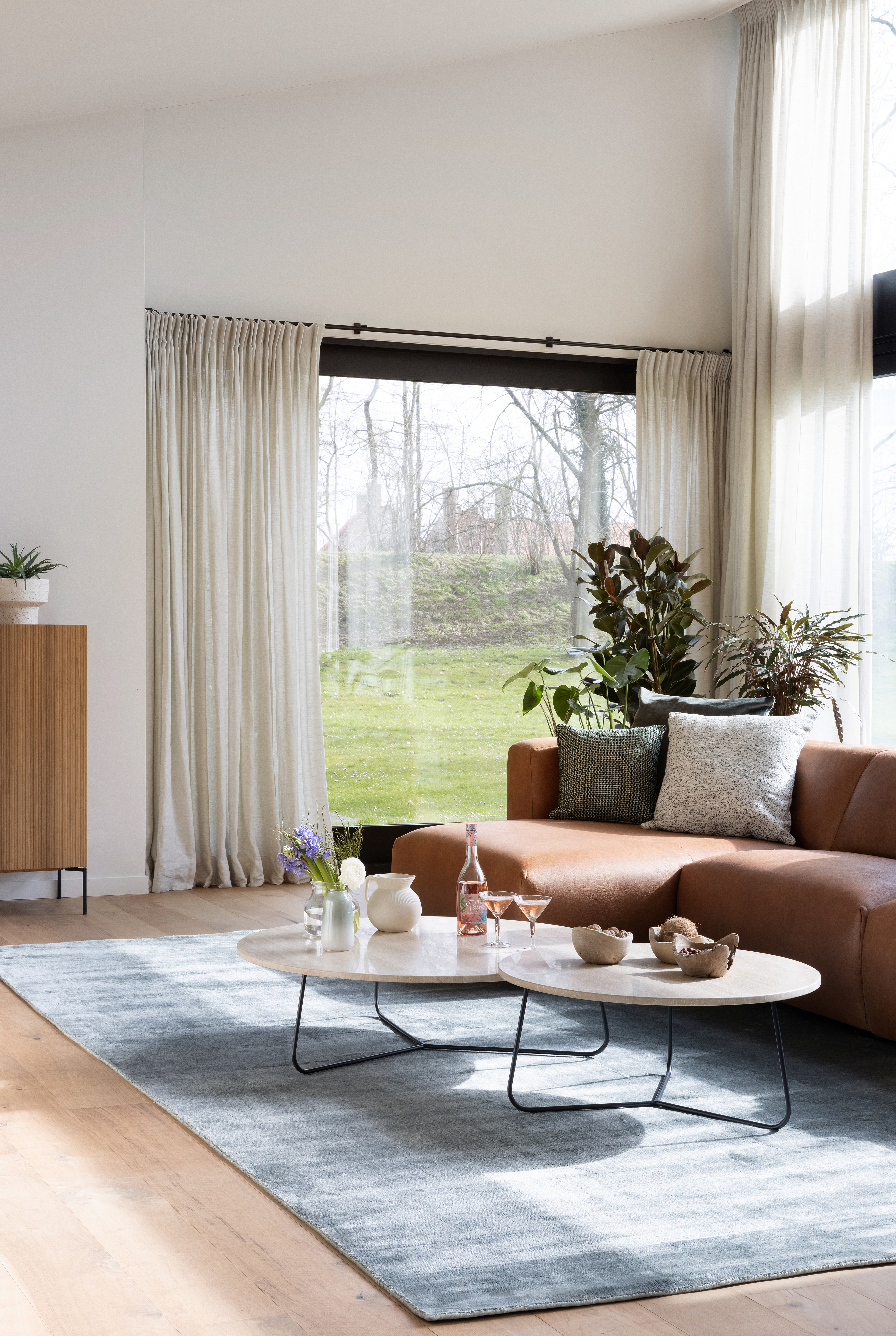Salontafel Marzo onderstel zwart metaal met Pietro blad in marmer kleurTravertin