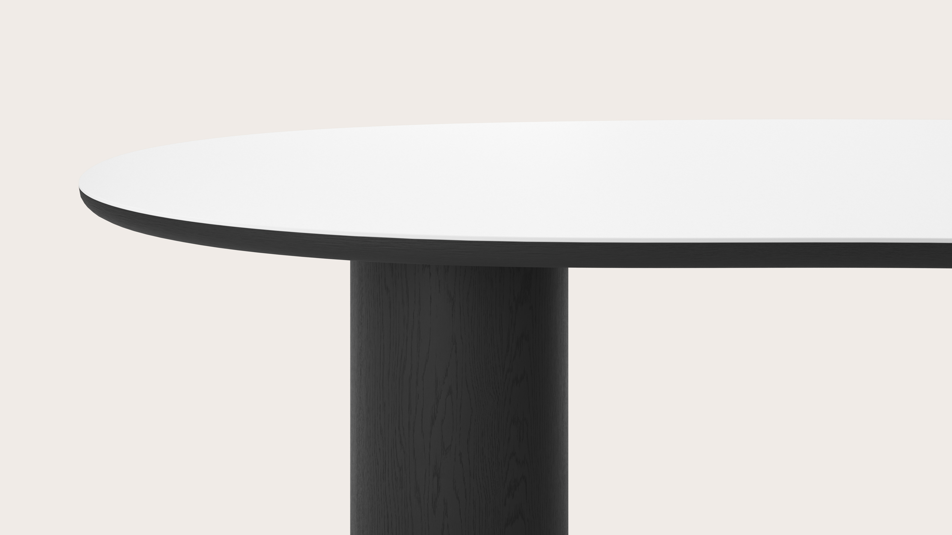 Table de salle à manger Amato Rondo armature en chêne noir avec plateau Ceramo forme blob en céramique en couleur Arctic White 300 x 122 x 77 cm