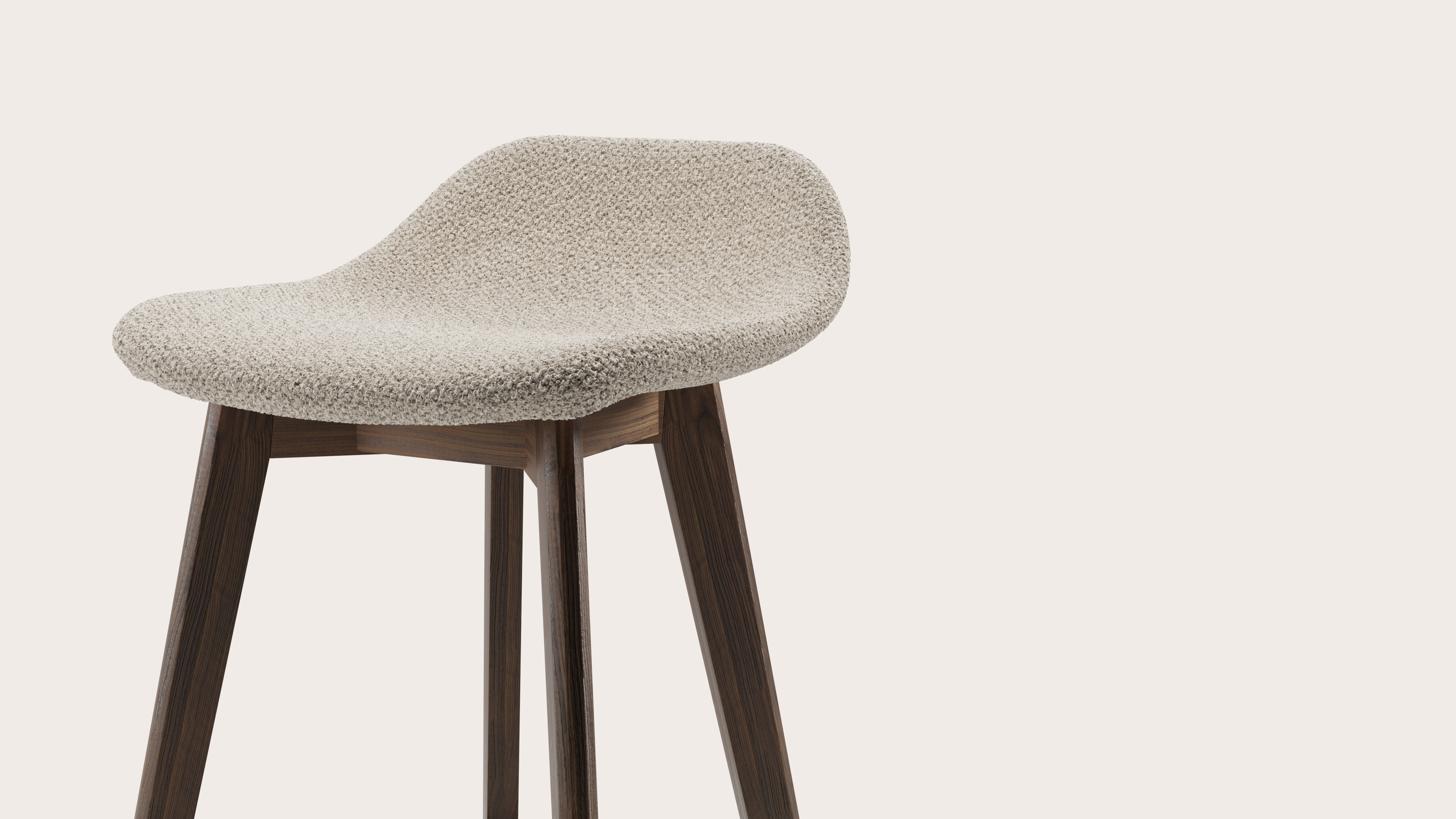 Vasco tabouret de bar basse en noyer avec assise en Hero tissu Beige