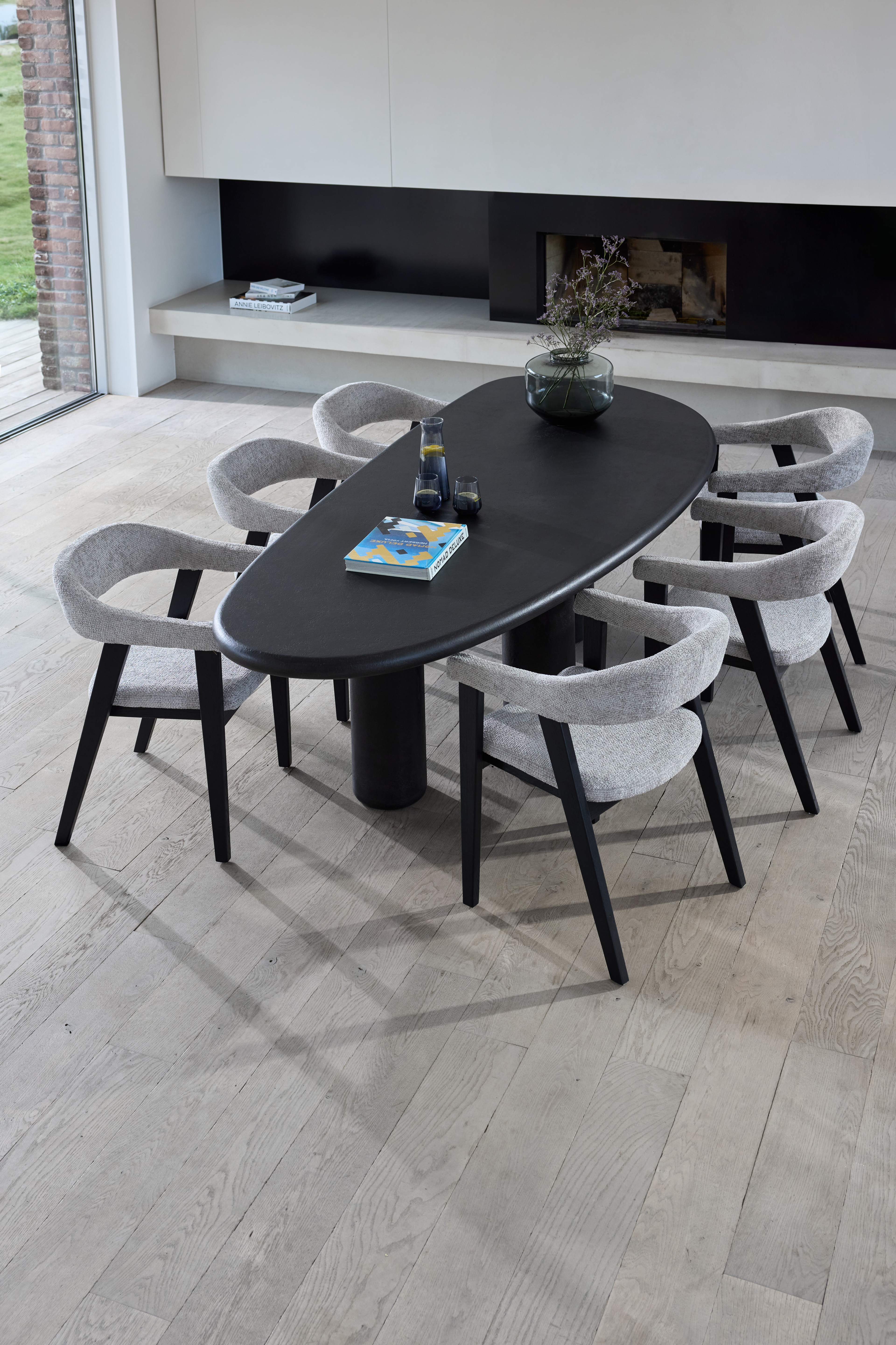 Eettafel Artisano met rockvormig Artisano blad in Claylime kleur Charcoal