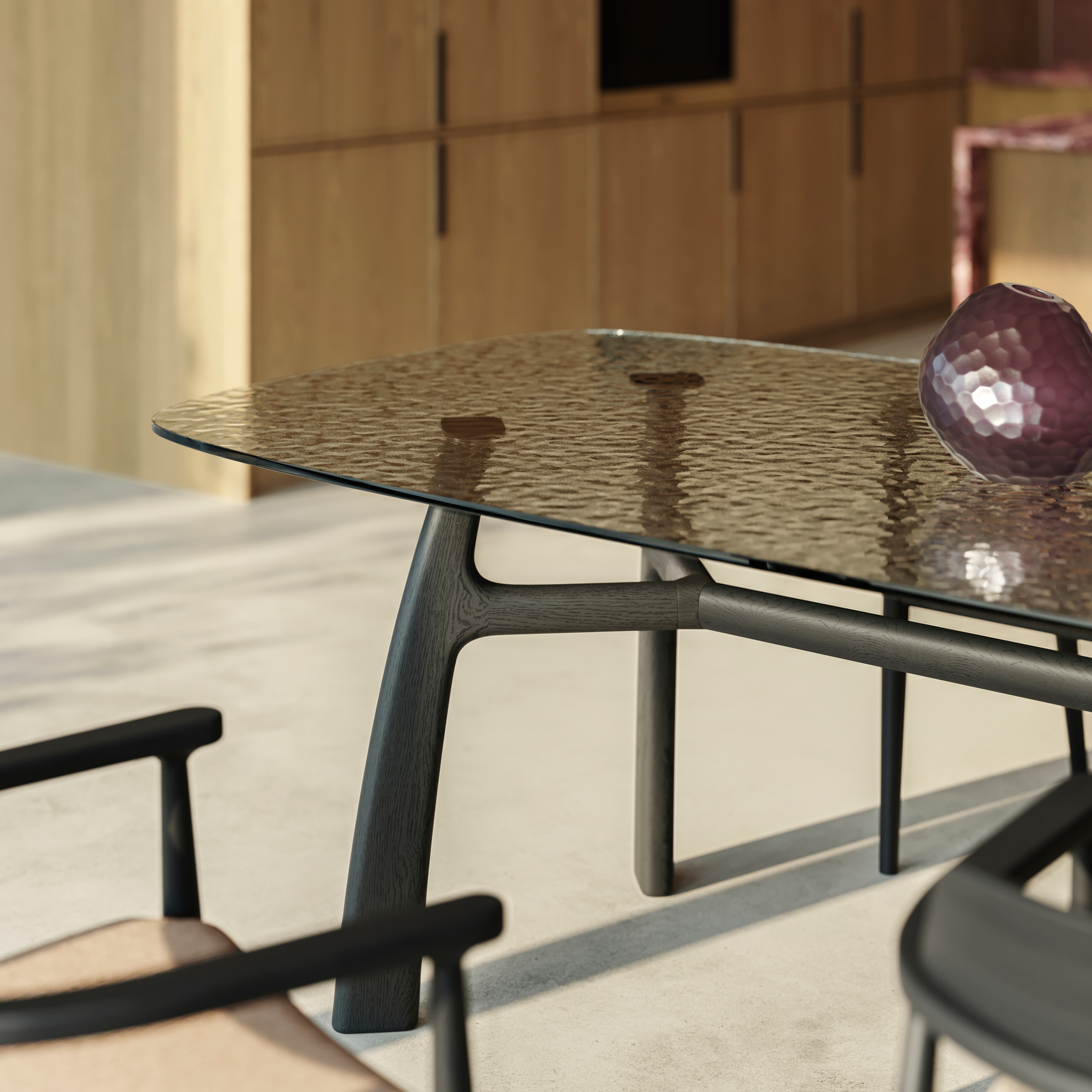 Eettafel Lucento onderstel in zwarte eik met bootvormig glazen blad in grijze kleur 260 x 110 x 76 cm