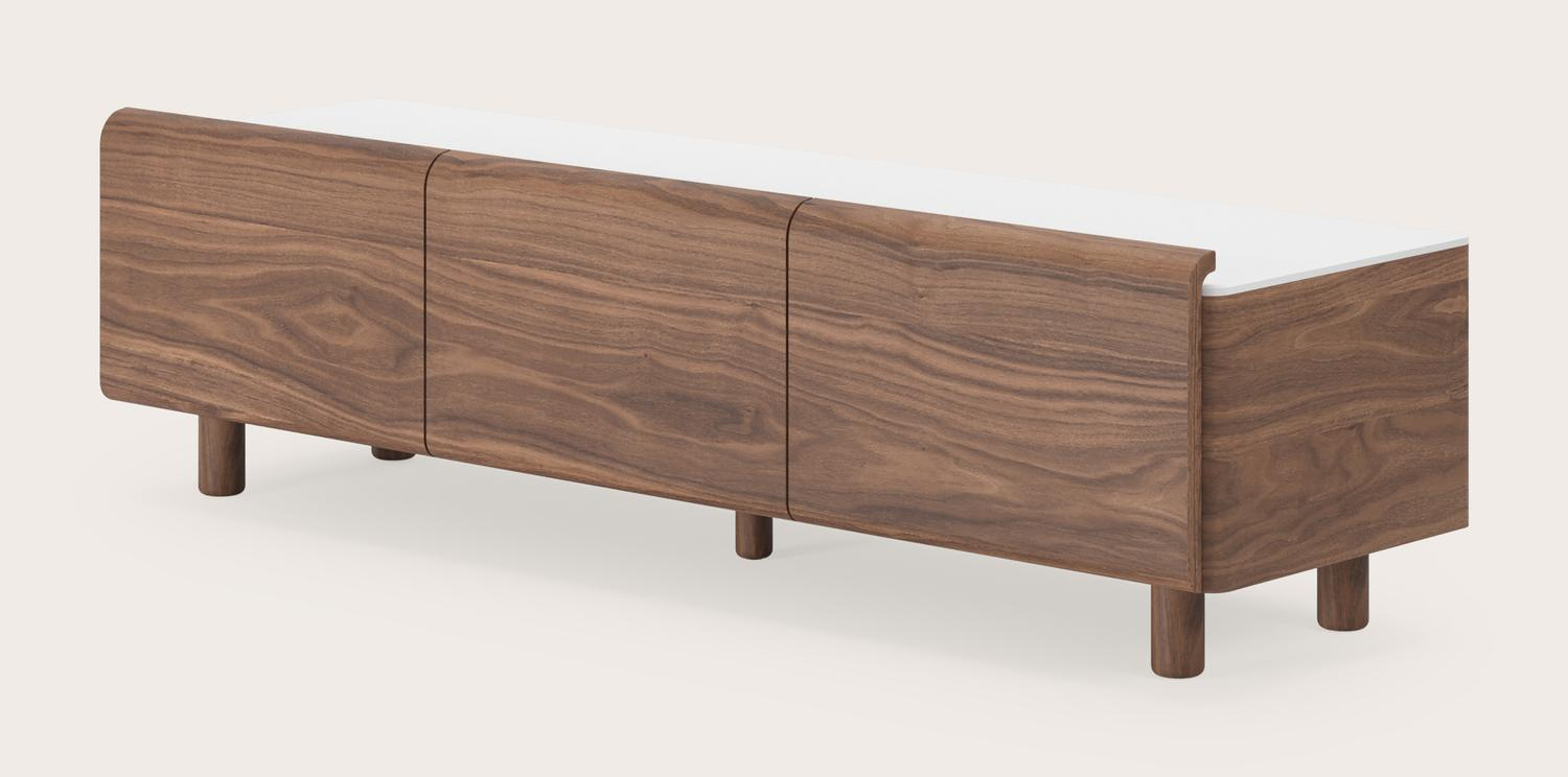 Divino tv-meubel in walnoot met volkeramisch Ceramo blad in kleur Arctic White met ronde houten poten 147x43x31cm