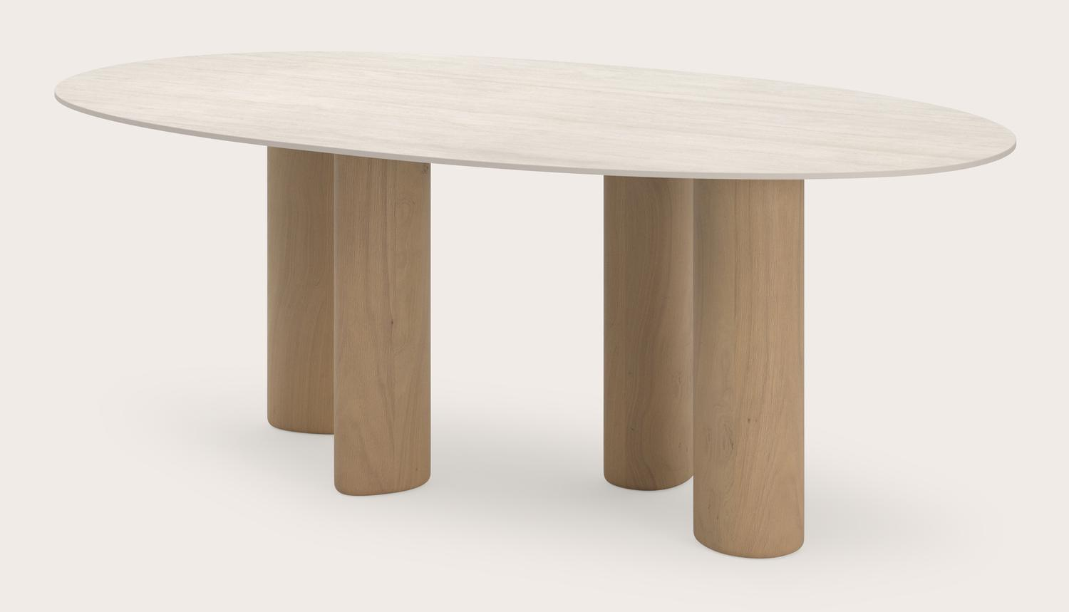 Table à manger Volanto armature en chêne naturel avec plateau ovale organique céramique Ceramo Lux en couleur Travertino Bianco 220x125 cm