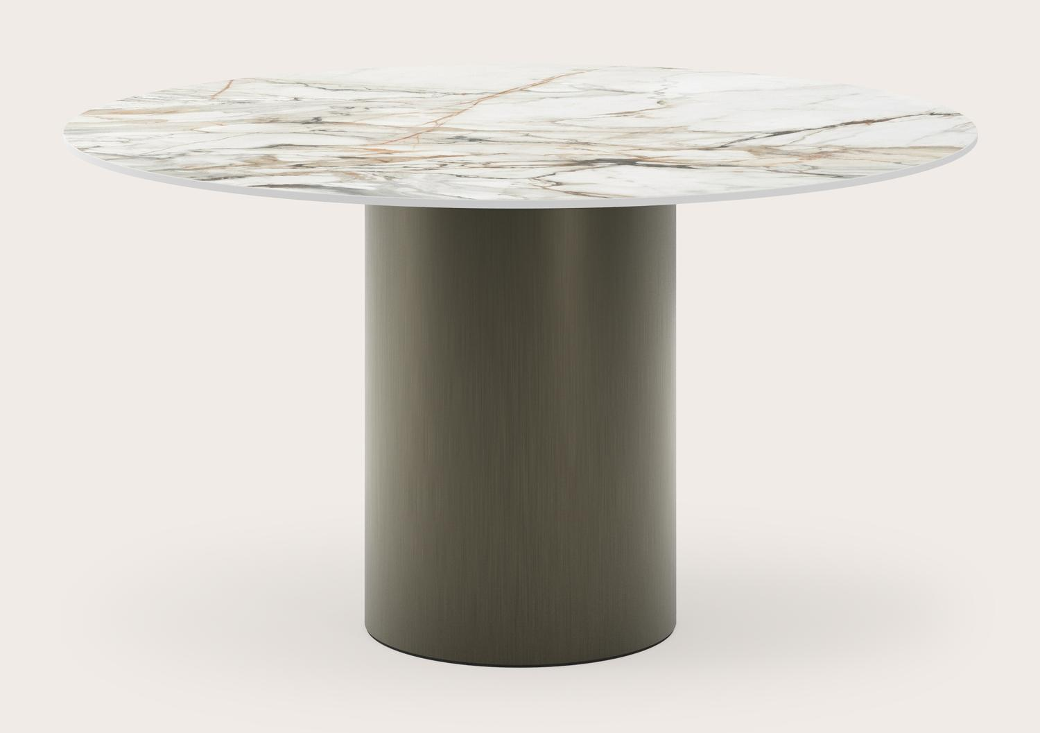 Table à manger Amato Rondo armature en métal bronze avec plateau ronde céramique Ceramo Lux en couleur  Calacatta Luxe Ø140 cm