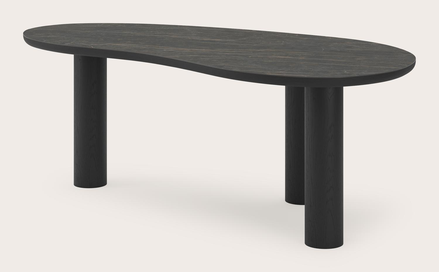 Eettafel Amato Rondo onderstel in zwarte eik met Blobvormig volkeramisch Ceramo blad in kleur Black Obsession 220 x 112 x 77 cm
