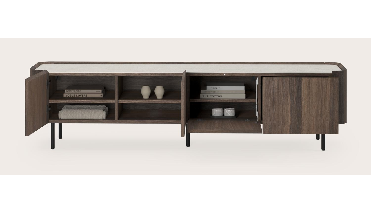 Curvato tv-meubel in gerookte eik met ronde metalen poten met volkeramisch Ceramo blad in kleur Shilin 203 x 45 x 52 cm