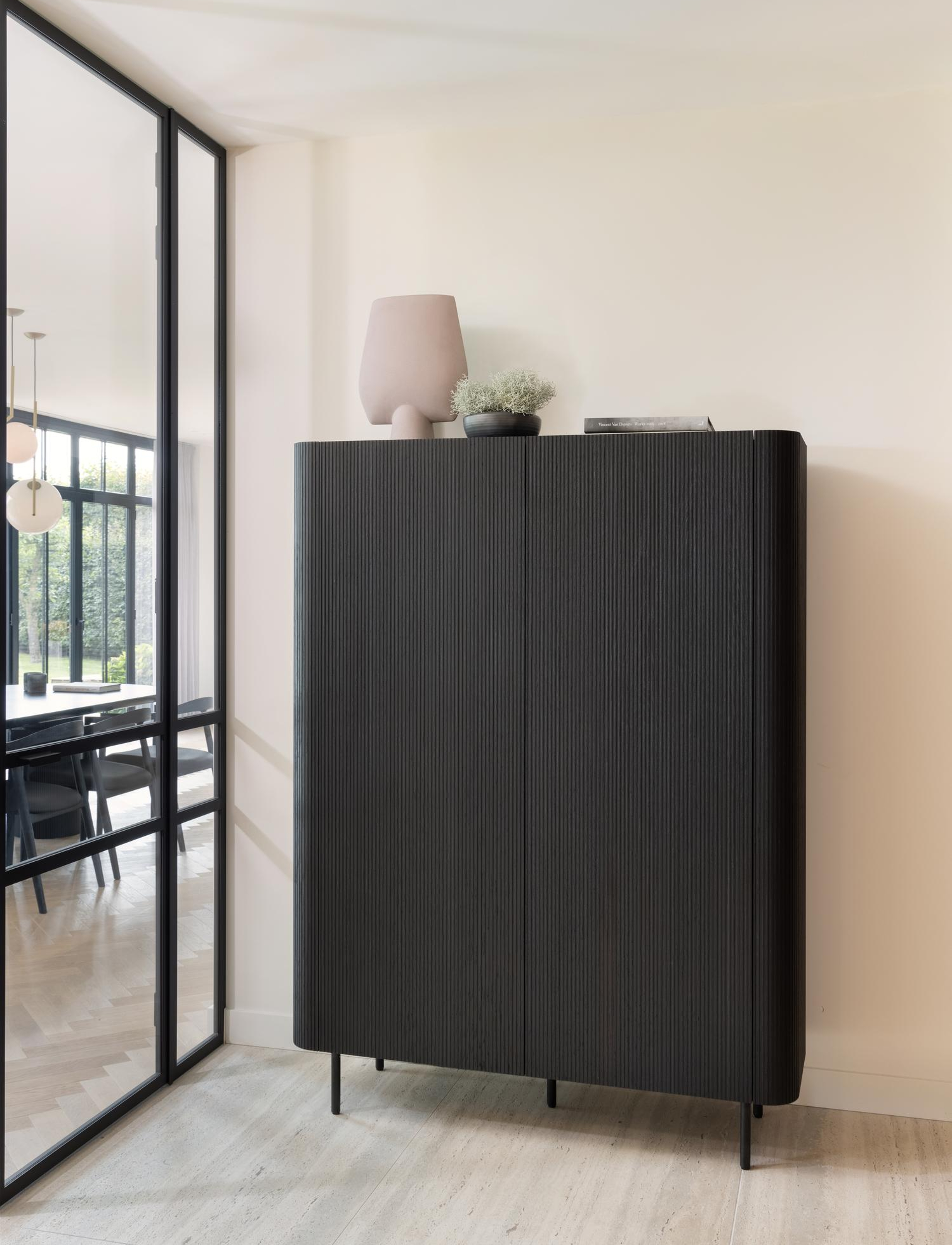Grivato hoge barkast in zwarte eik met ronde poten 130 x 45 cm