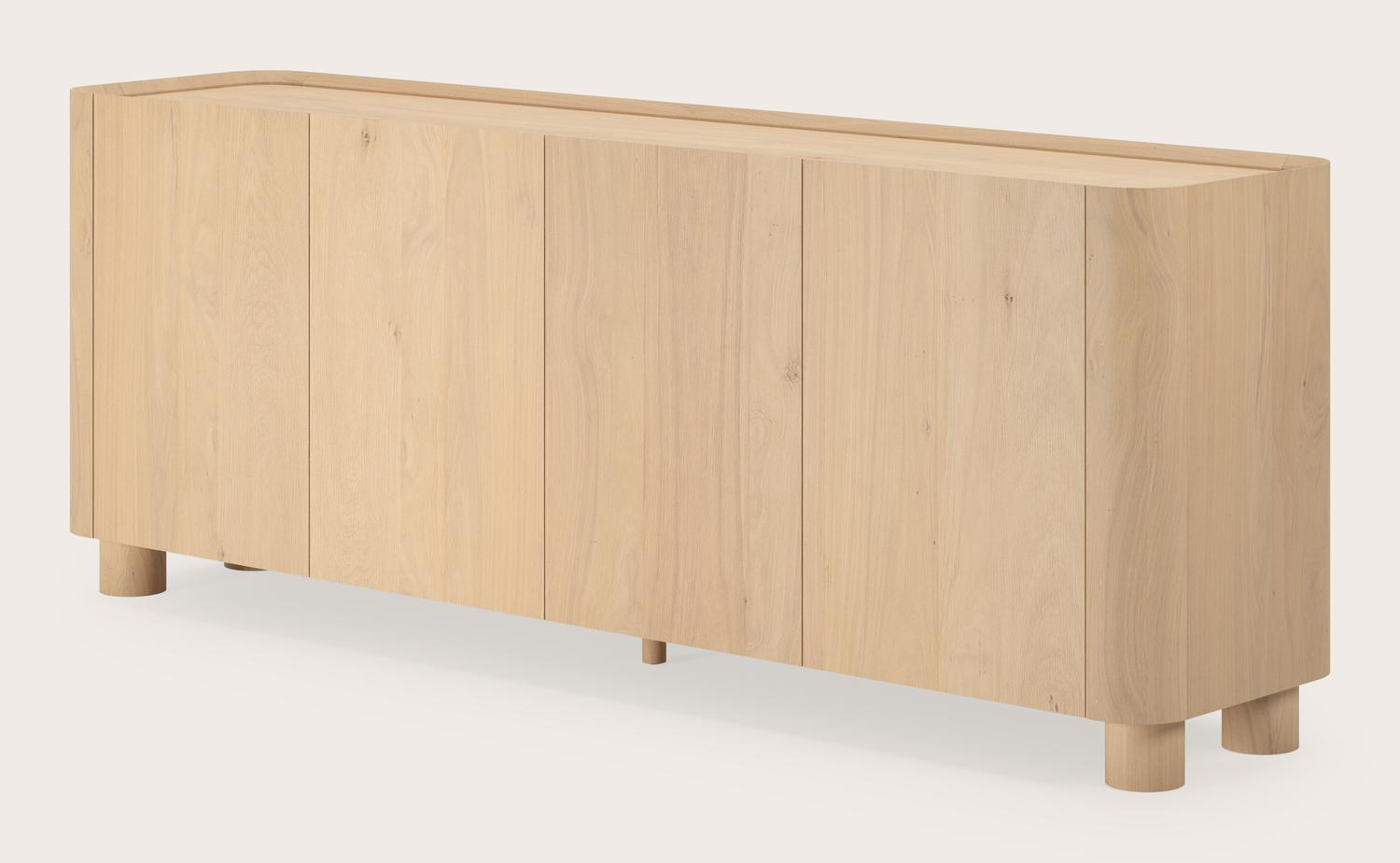 Curvato dressoir in natuurkleurige eik met ronde houten poten 203 x 45 cm