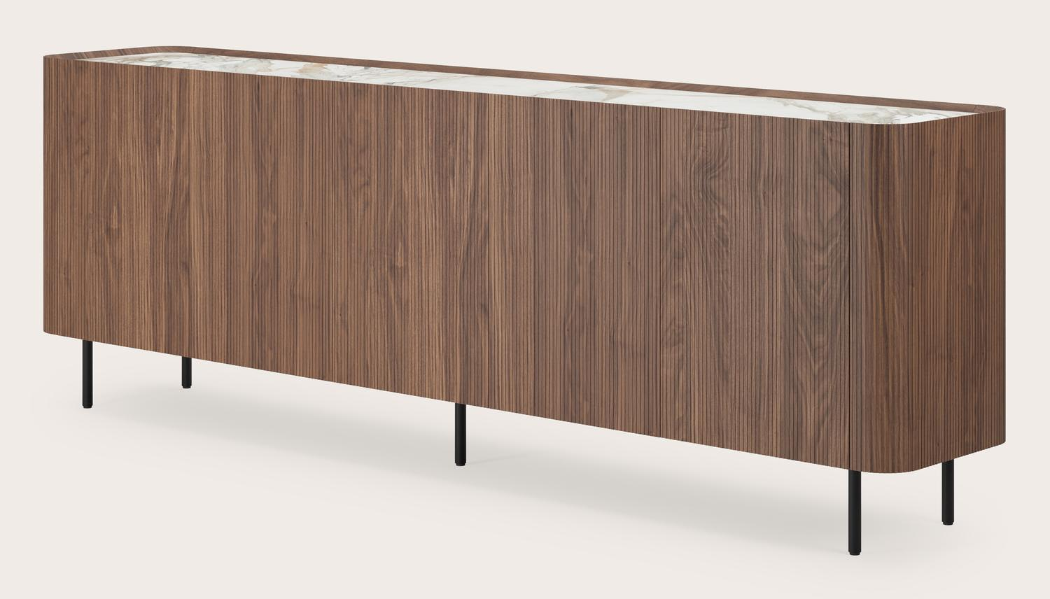 Buffet Grivato en noyer avec pieds ronds en métal avec plateau Ceramo en céramique en couleur Calacatta Luxe 249 x 45 x 84 cm